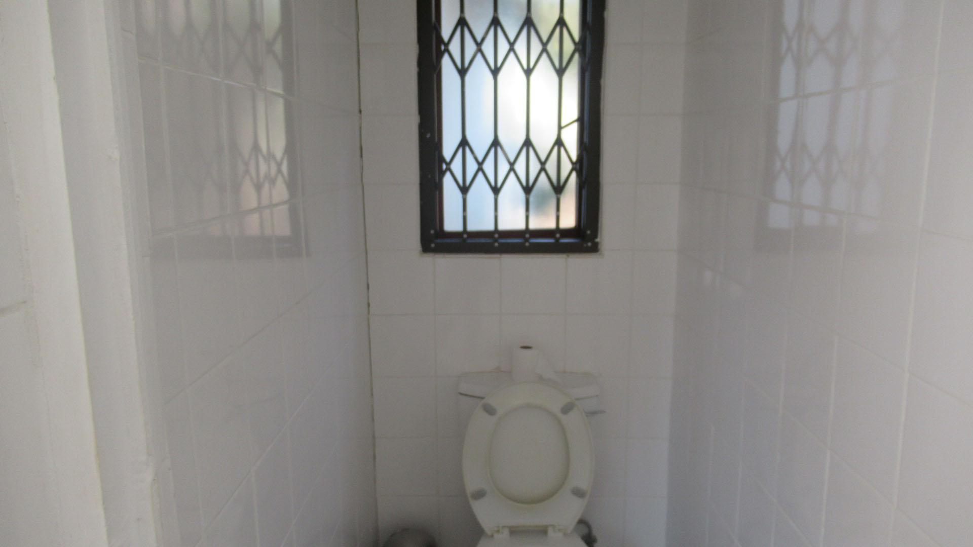 Main Bathroom - 14 square meters of property in Linden