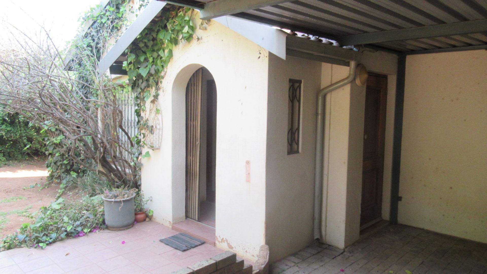 Front View of property in Linden