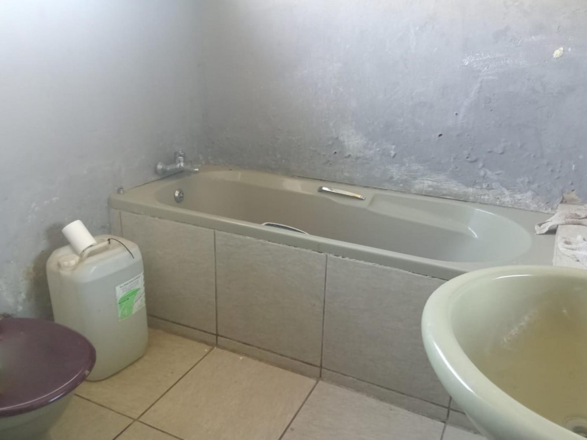 Bathroom 1 of property in New Bethal East