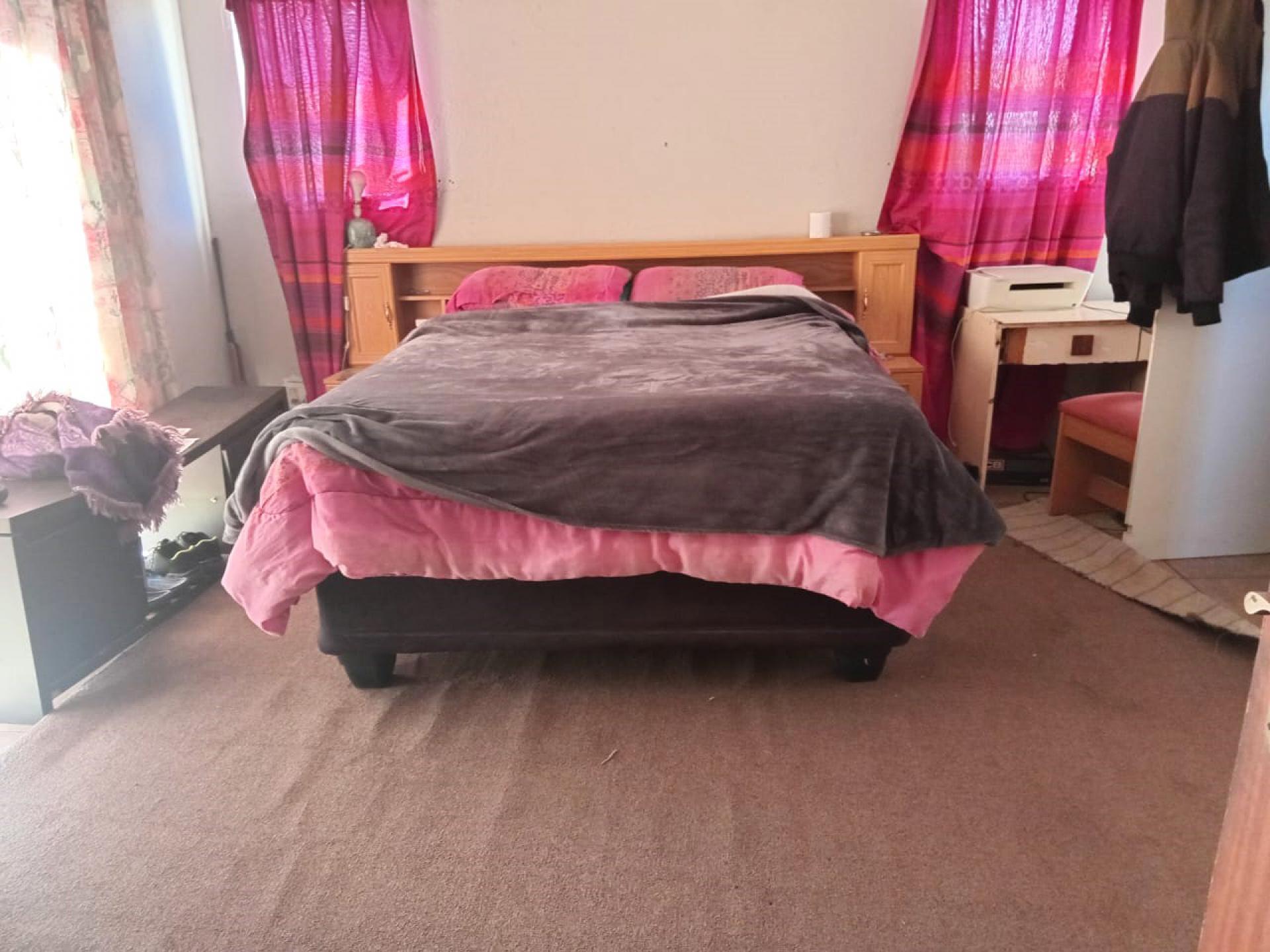 Main Bedroom of property in New Bethal East