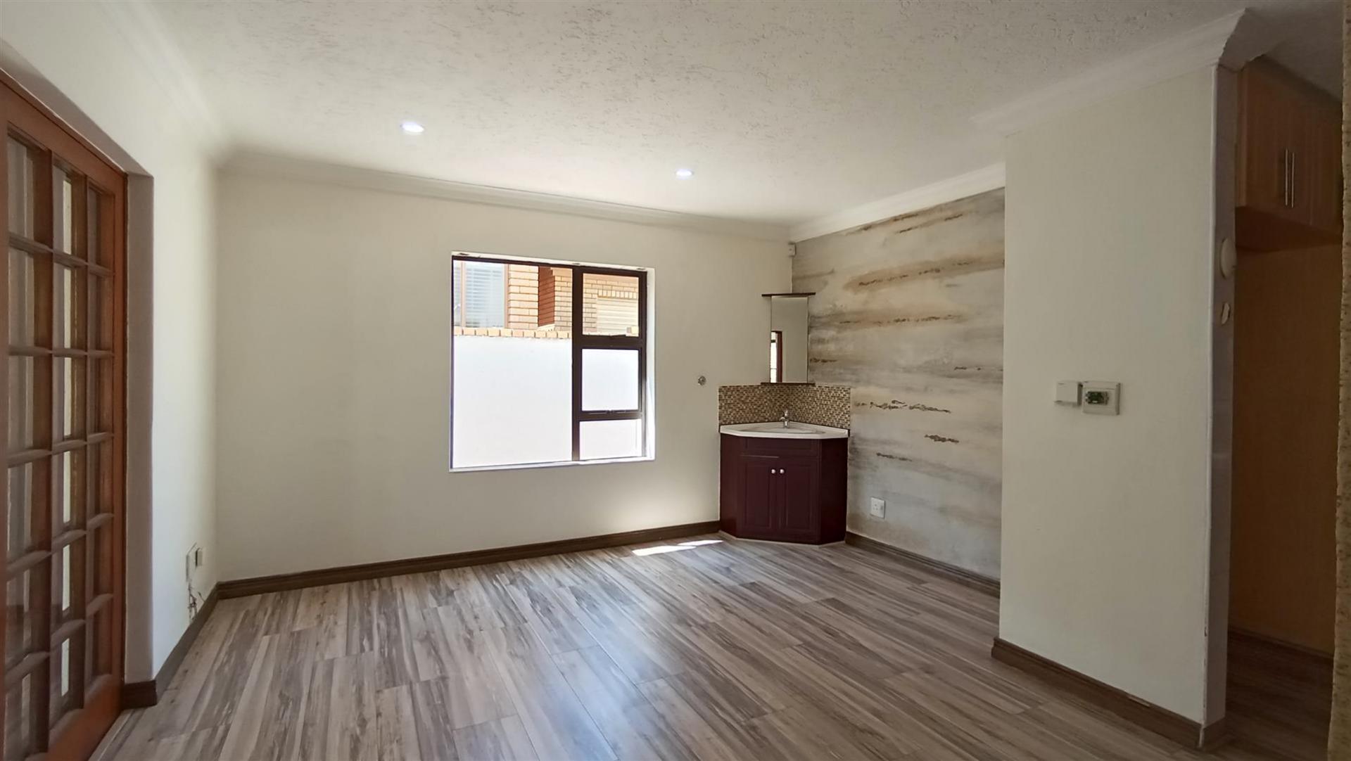 Dining Room - 18 square meters of property in Eldo View