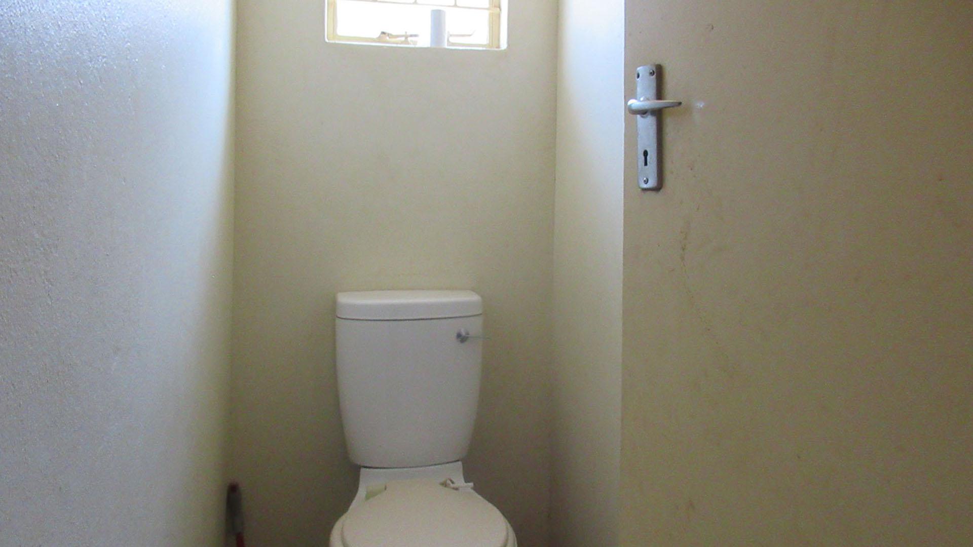 Bathroom 1 - 2 square meters of property in Watervalspruit