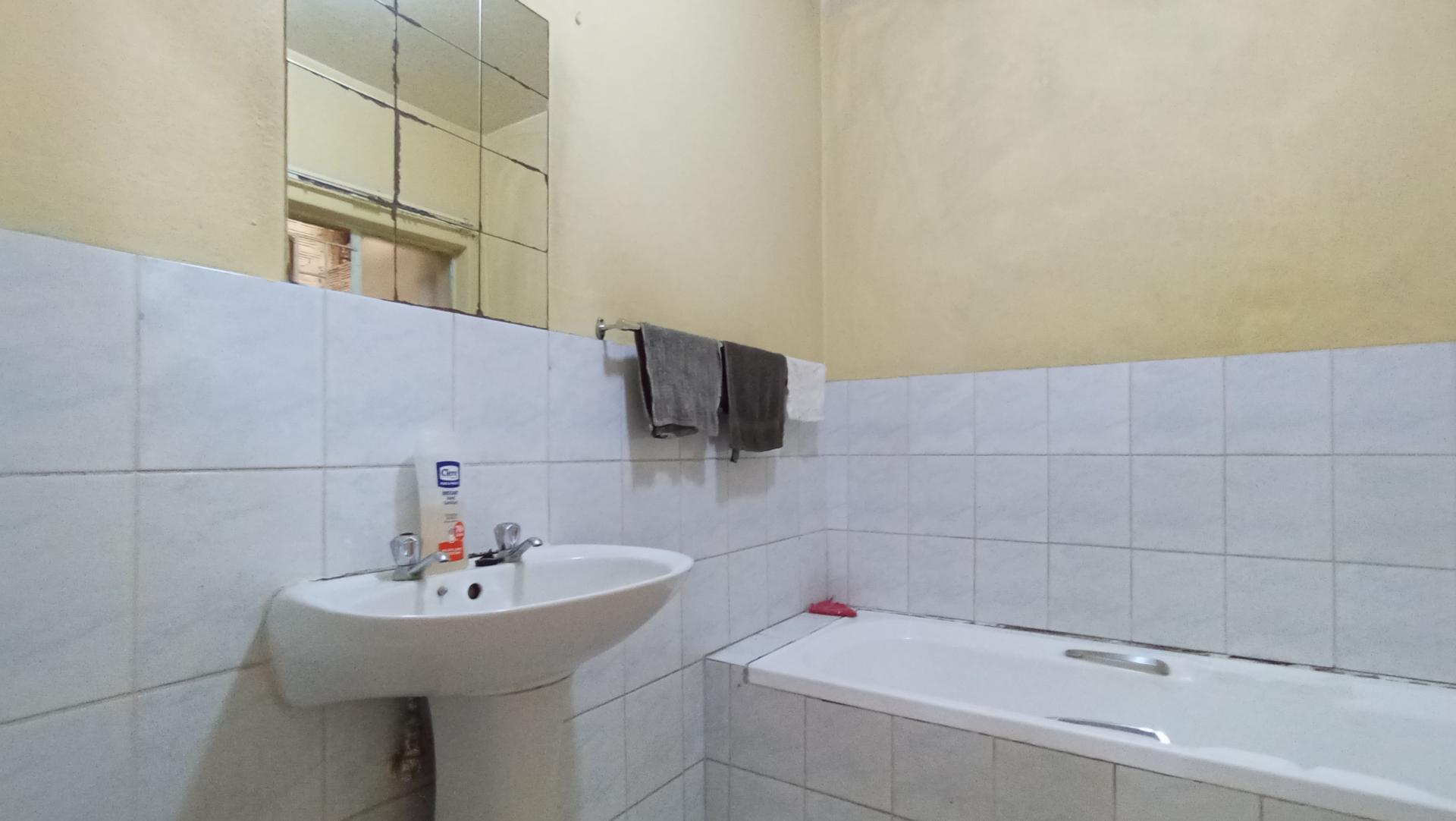 Bathroom 2 - 7 square meters of property in Rosettenville
