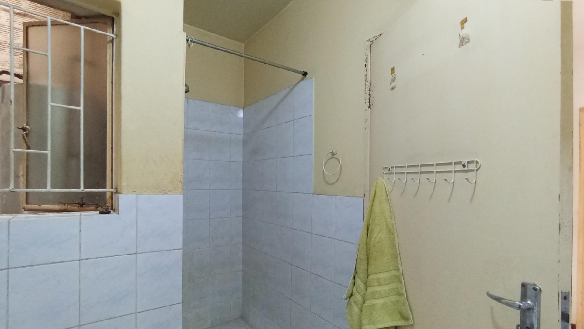 Bathroom 2 - 7 square meters of property in Rosettenville