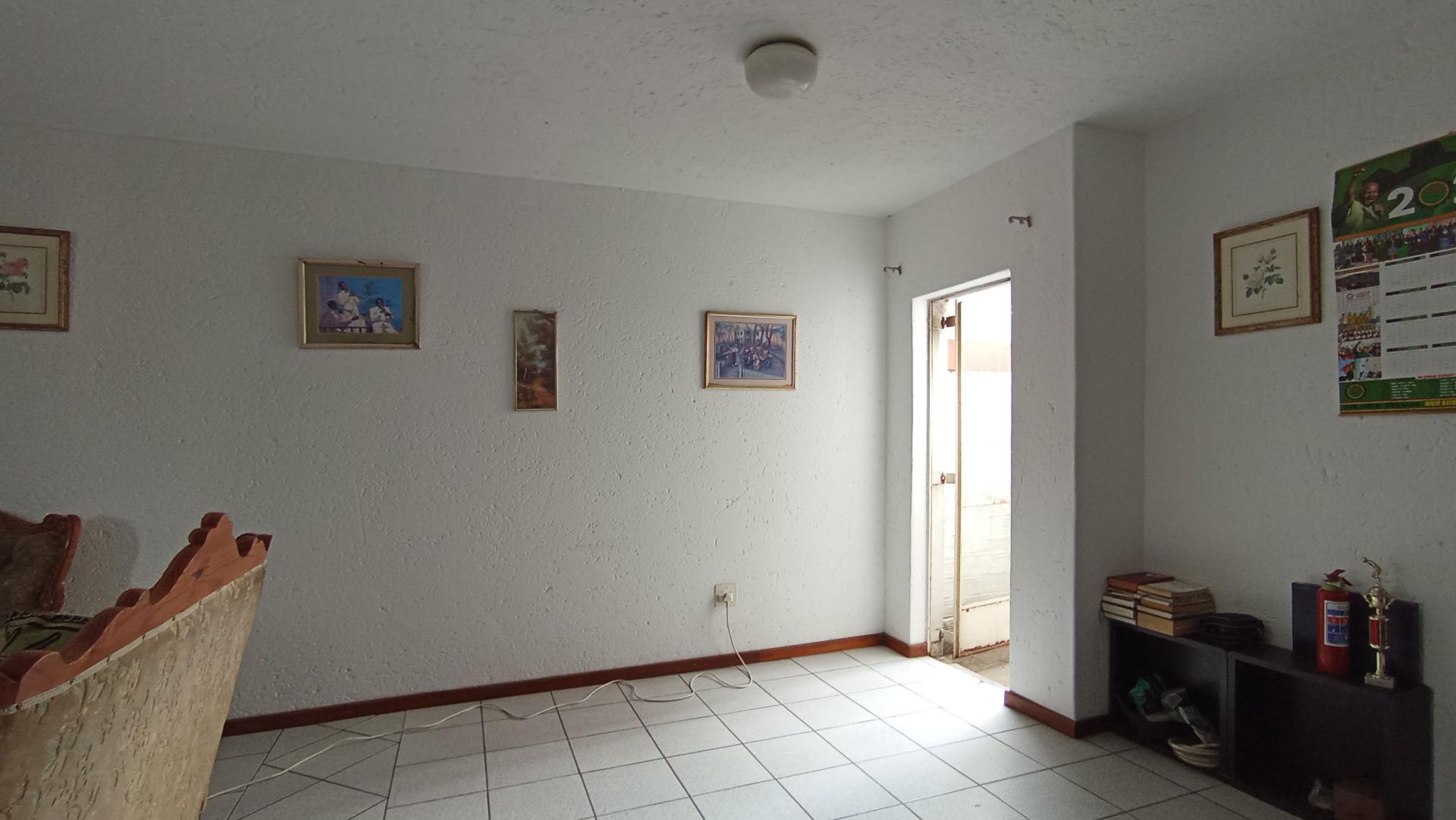 Lounges - 27 square meters of property in Rosettenville