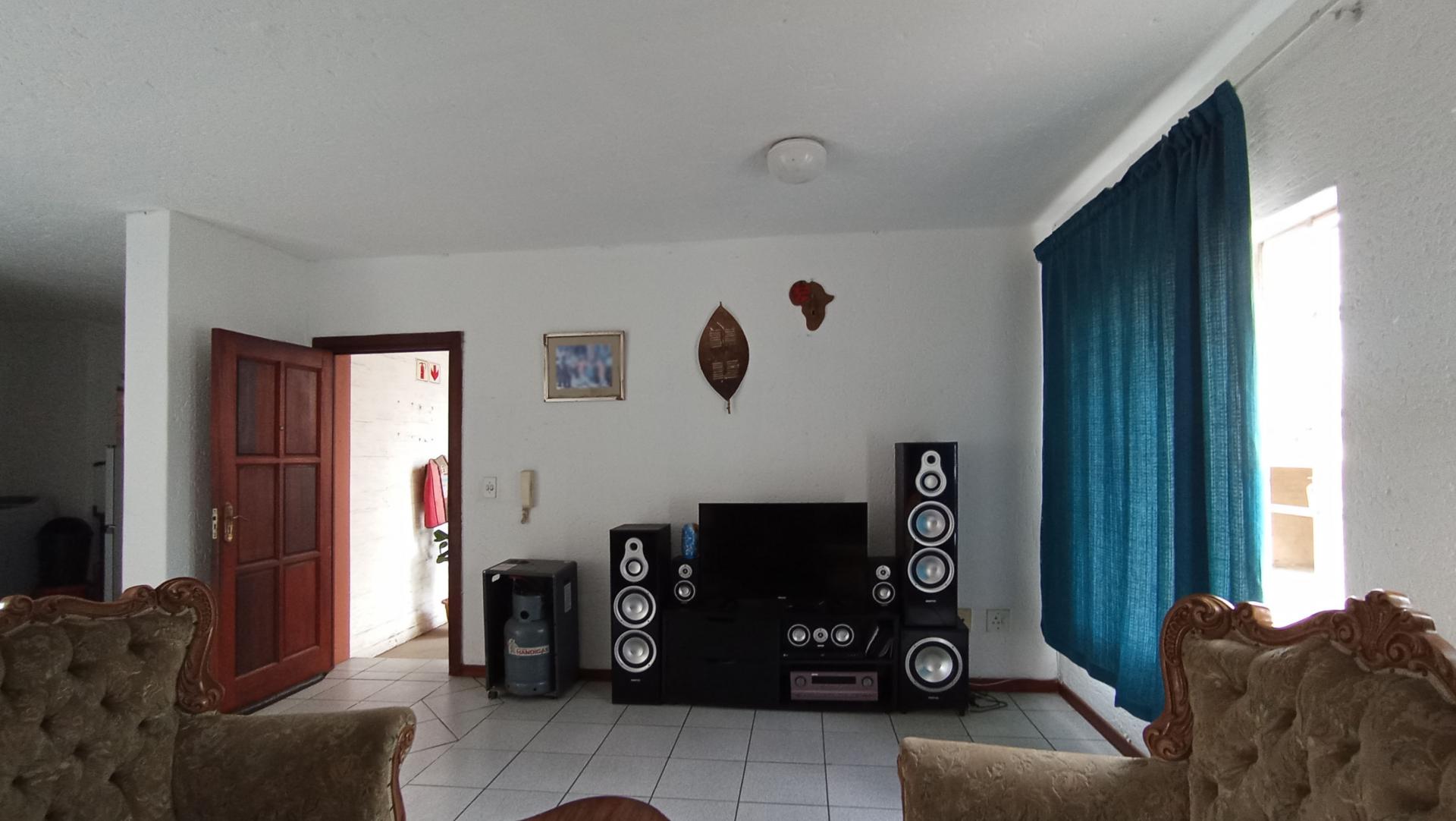 Lounges - 27 square meters of property in Rosettenville