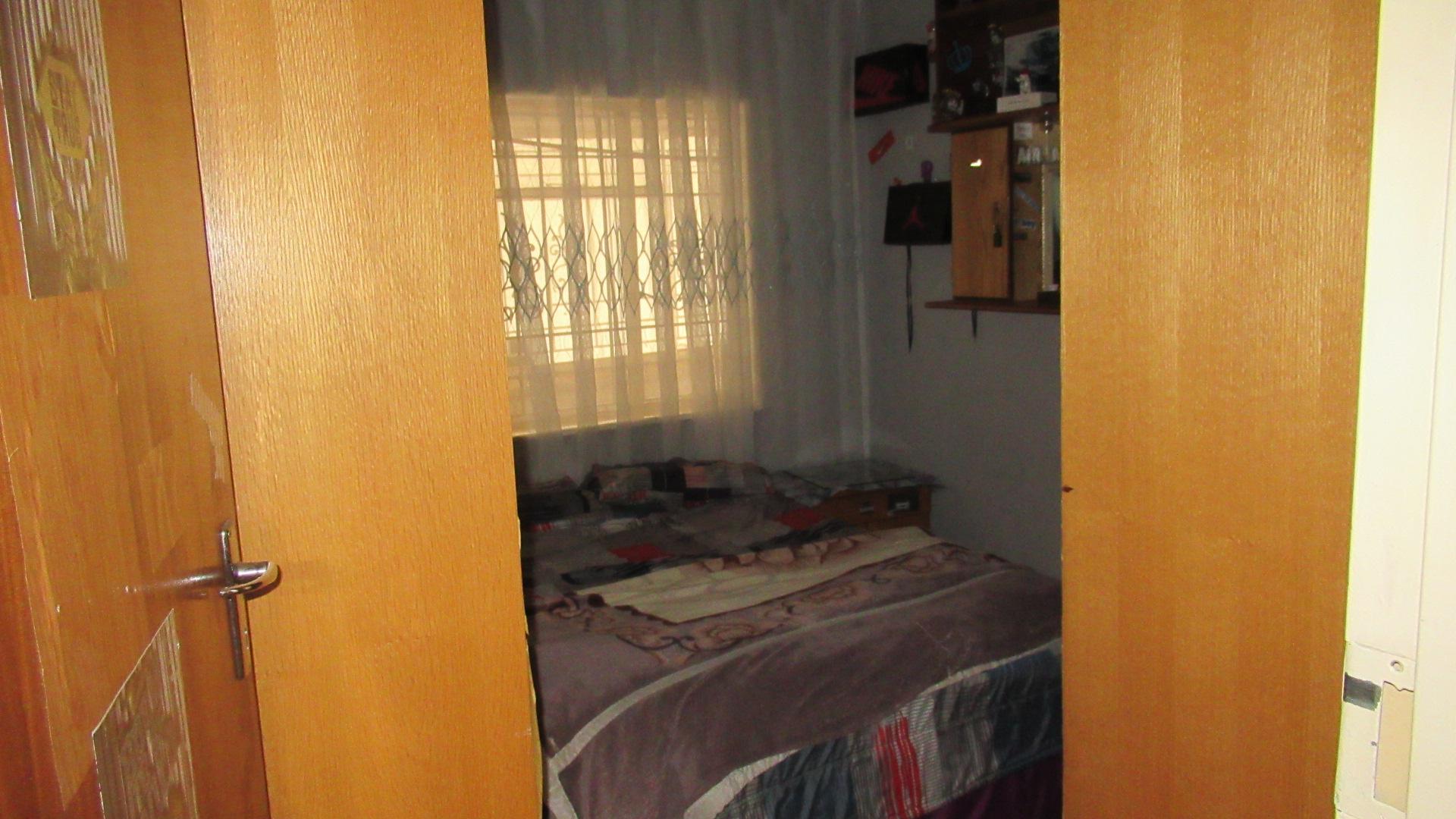 Bed Room 1 - 15 square meters of property in Lenasia South