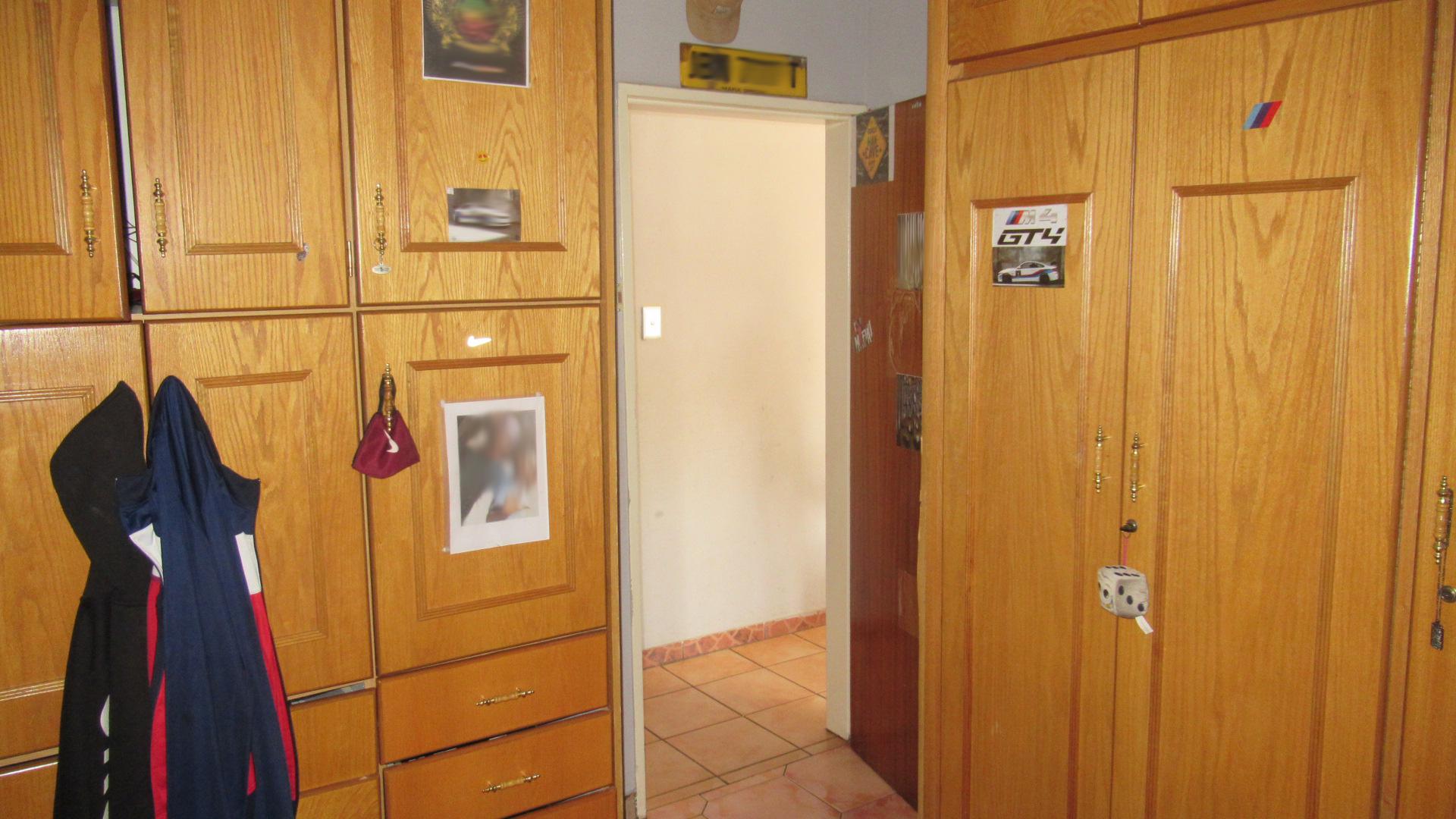 Bed Room 1 - 15 square meters of property in Lenasia South