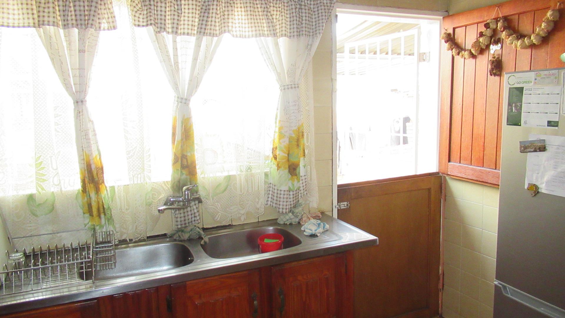 Kitchen - 10 square meters of property in Lenasia South