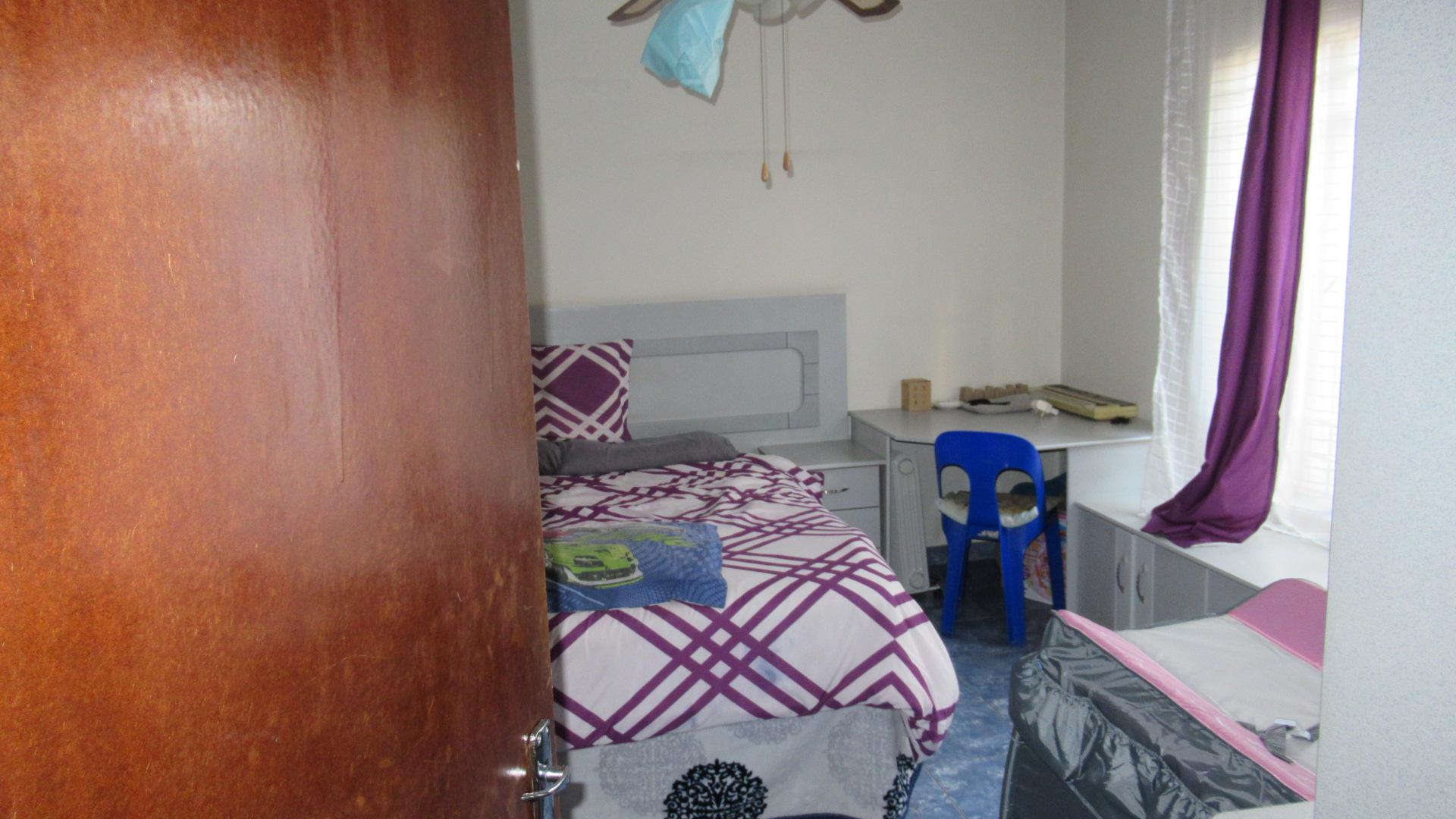 Bed Room 3 - 18 square meters of property in Lenasia South