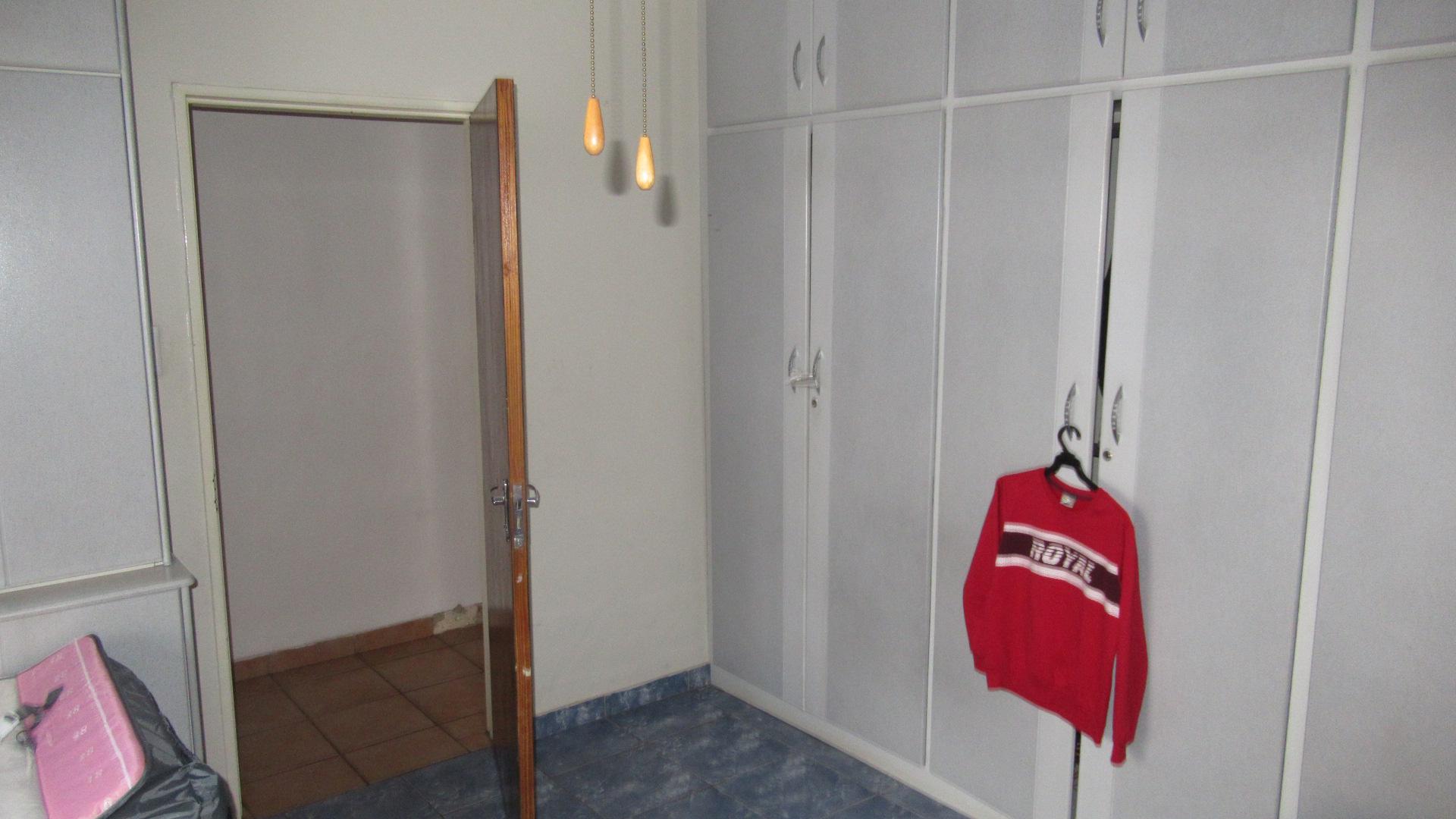 Bed Room 3 - 18 square meters of property in Lenasia South