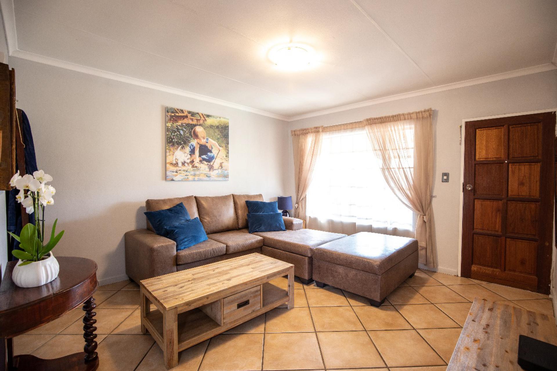 Lounges - 20 square meters of property in Amberfield