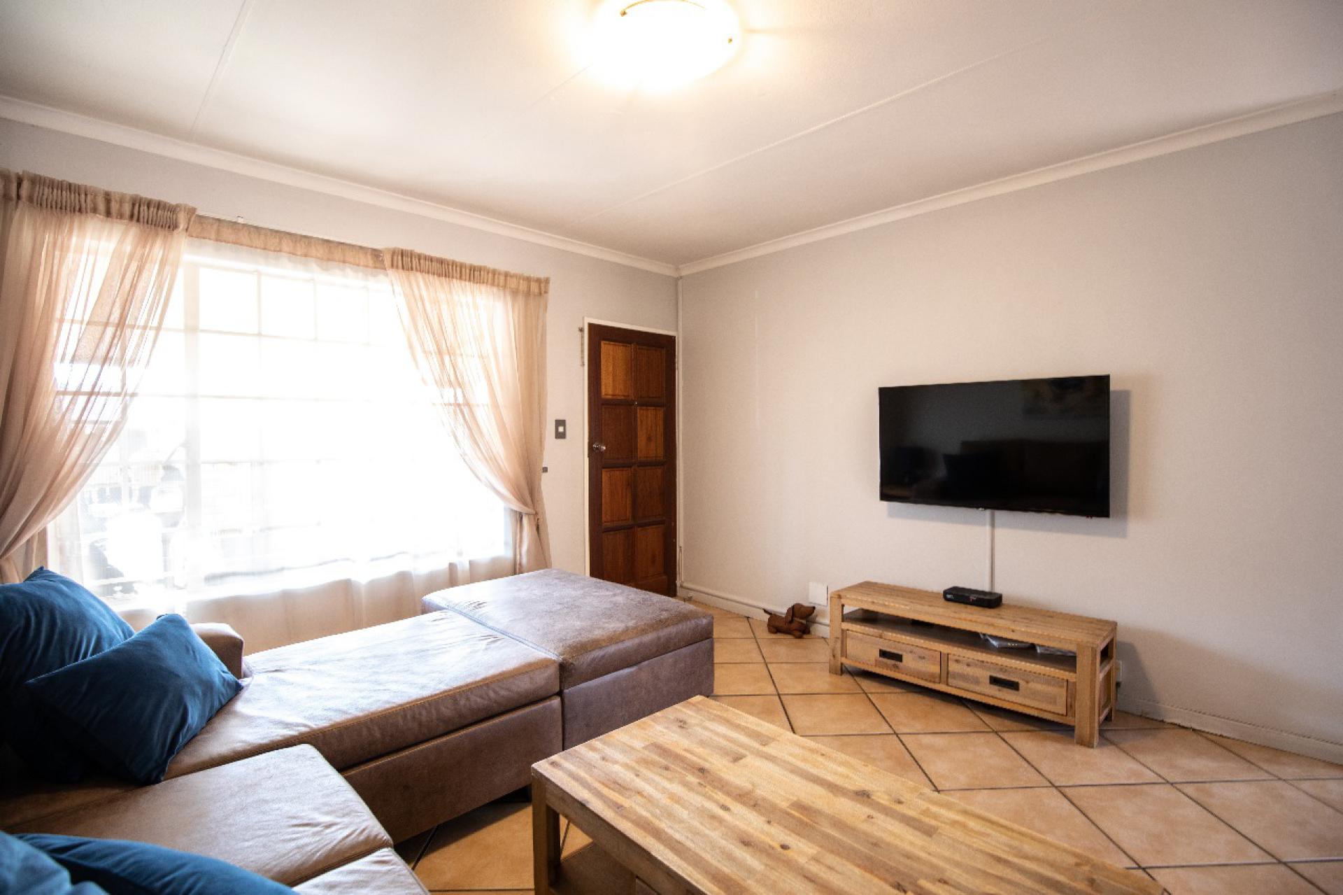 Lounges - 20 square meters of property in Amberfield