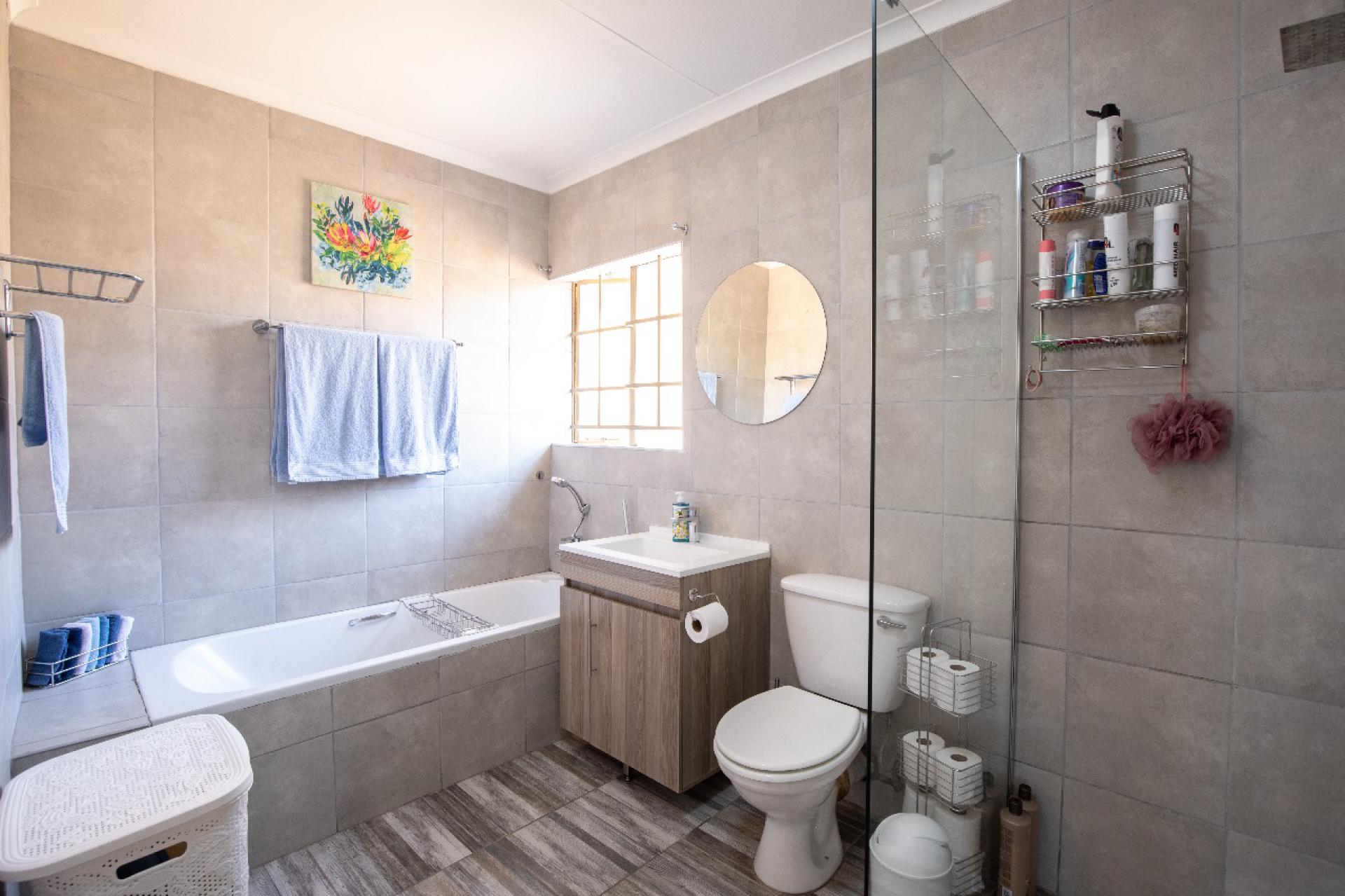 Bathroom 1 - 8 square meters of property in Amberfield