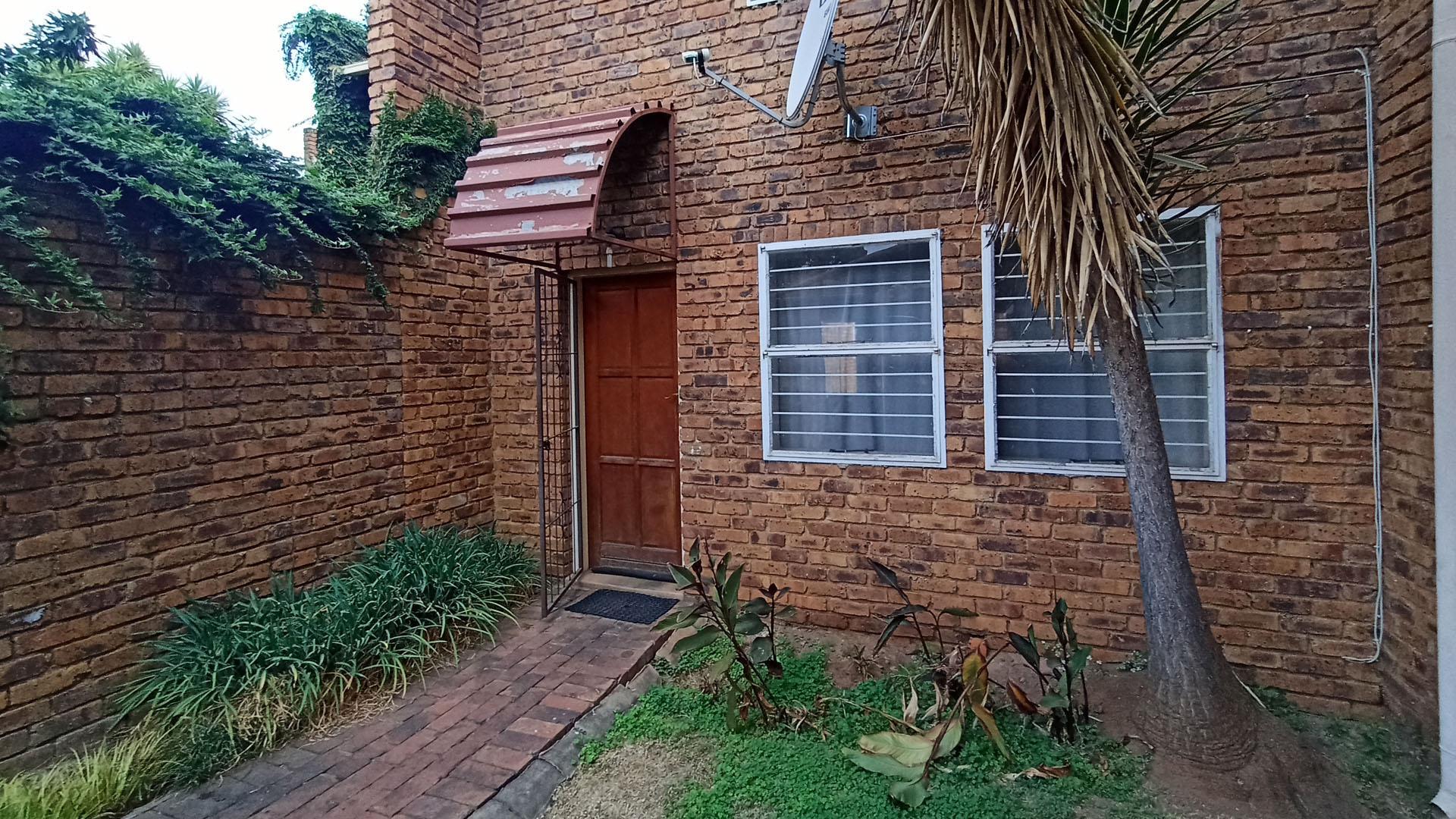 Front View of property in Die Hoewes