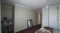 Main Bedroom - 22 square meters of property in Die Hoewes