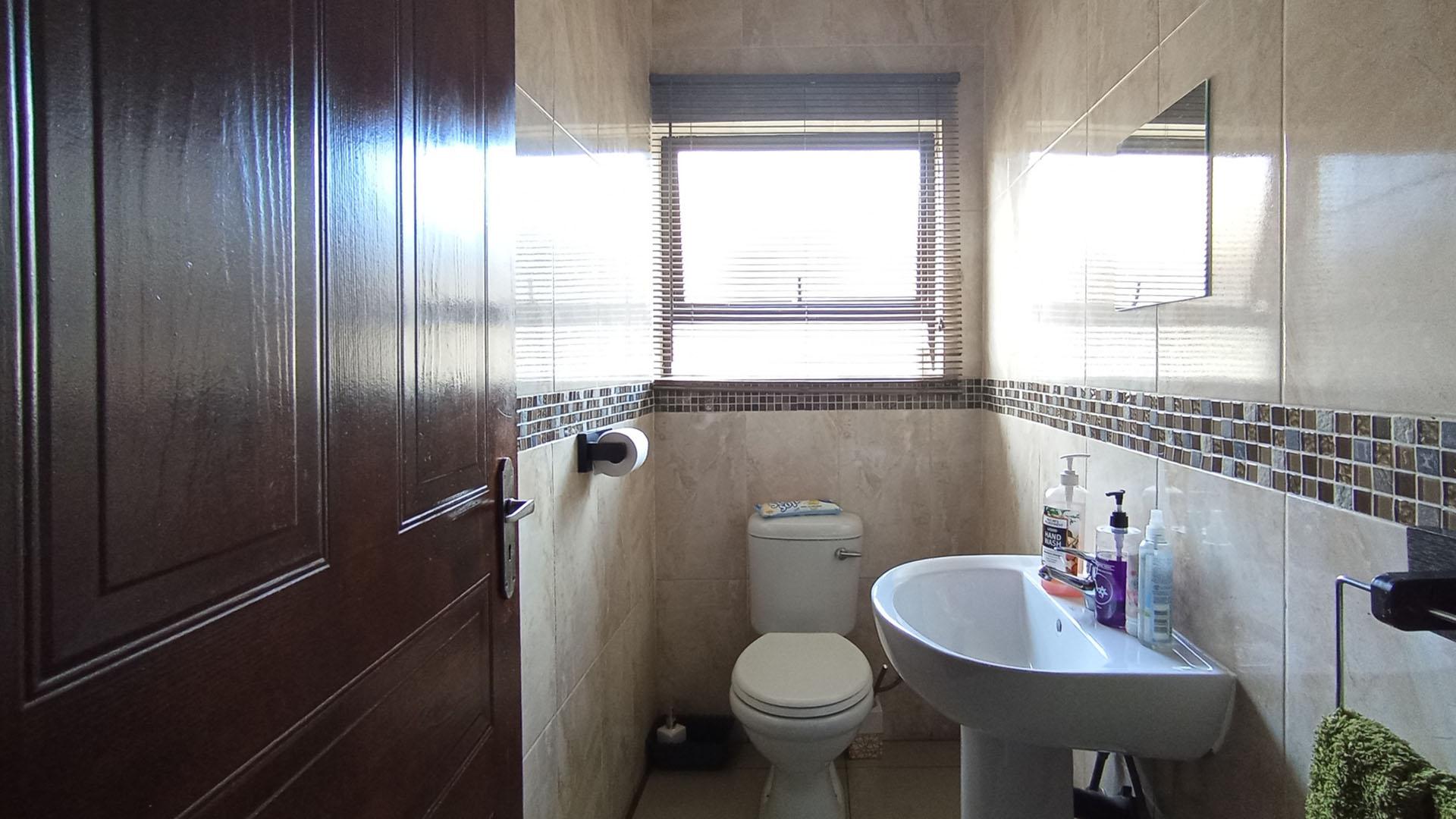 Bathroom 2 - 3 square meters of property in Thatchfield