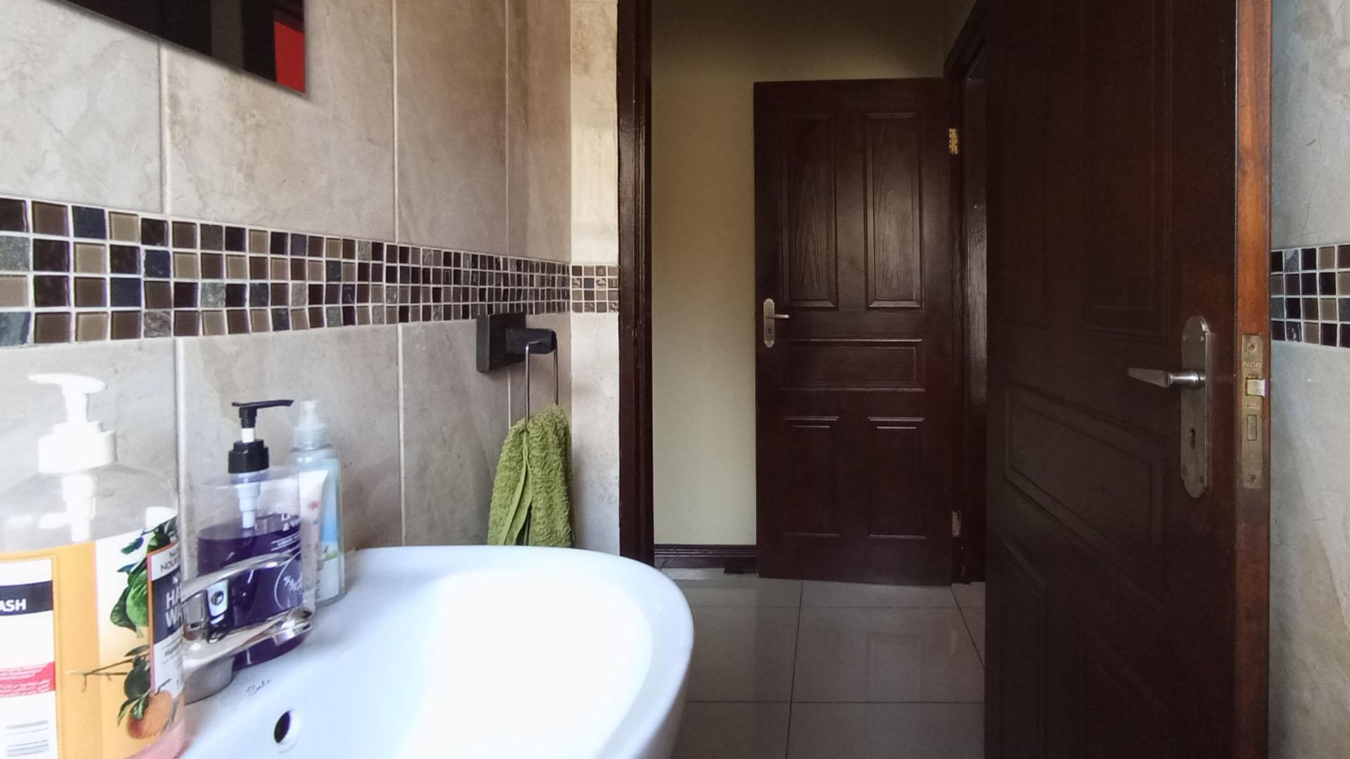 Bathroom 2 - 3 square meters of property in Thatchfield