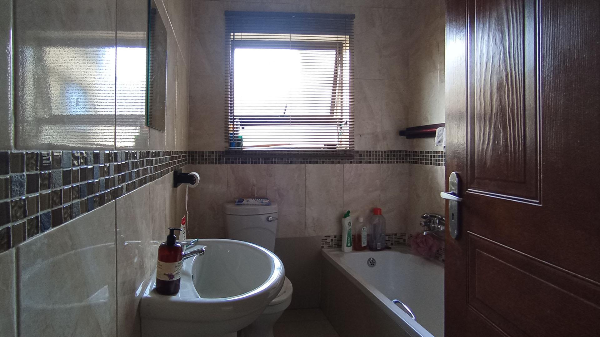 Bathroom 1 - 5 square meters of property in Thatchfield
