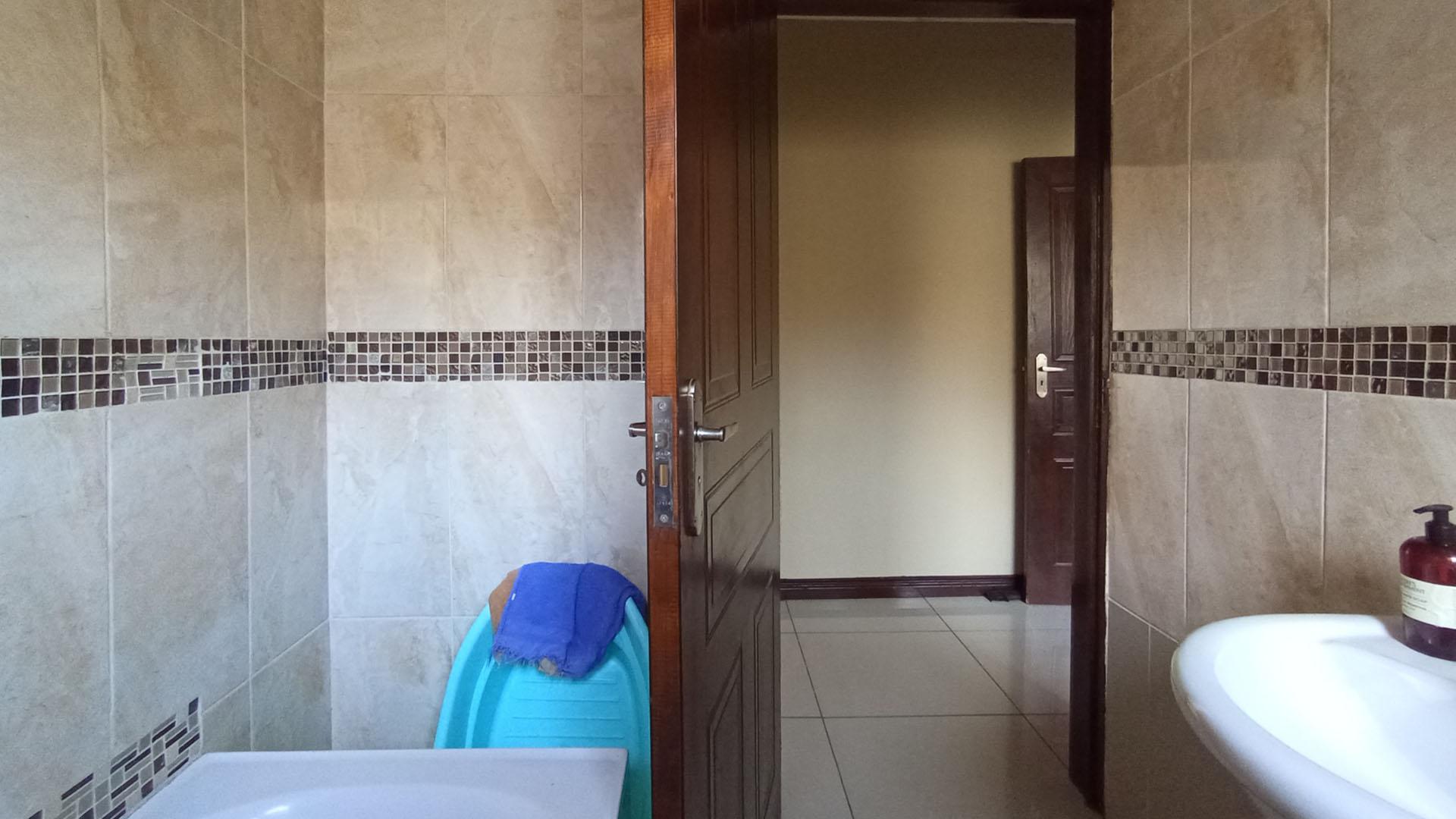 Bathroom 1 - 5 square meters of property in Thatchfield