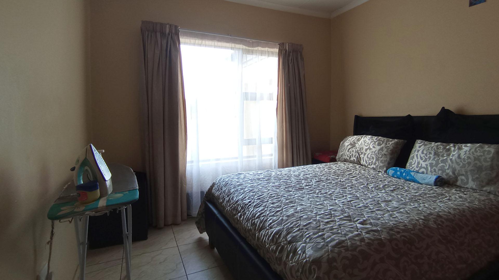 Bed Room 1 - 12 square meters of property in Thatchfield