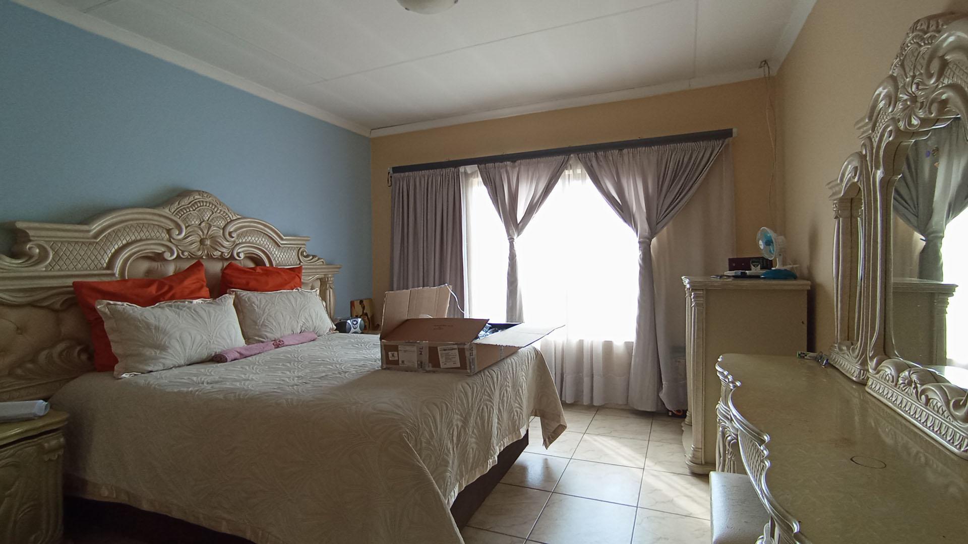 Main Bedroom - 15 square meters of property in Thatchfield