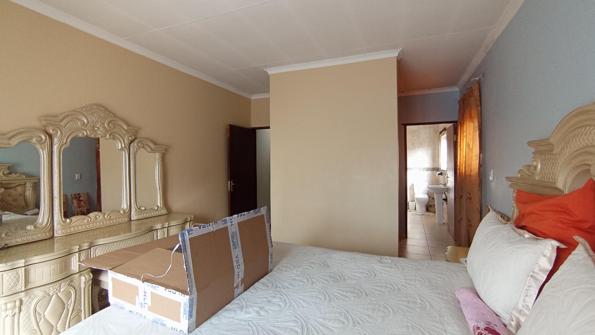 Main Bedroom - 15 square meters of property in Thatchfield