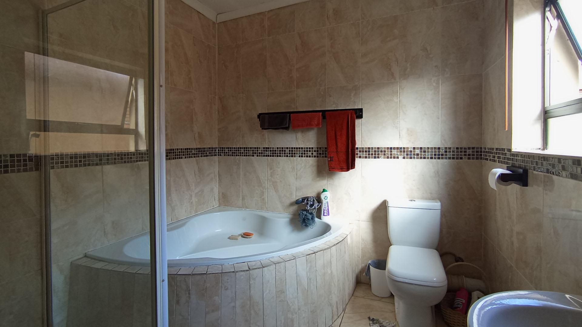 Main Bathroom - 7 square meters of property in Thatchfield