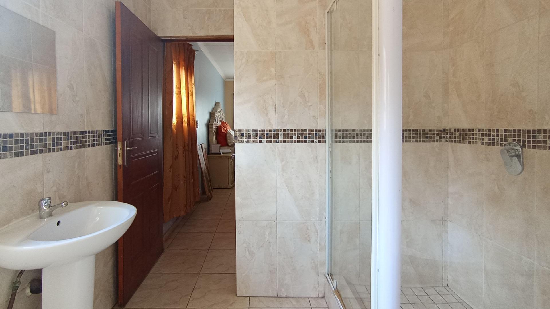 Main Bathroom - 7 square meters of property in Thatchfield