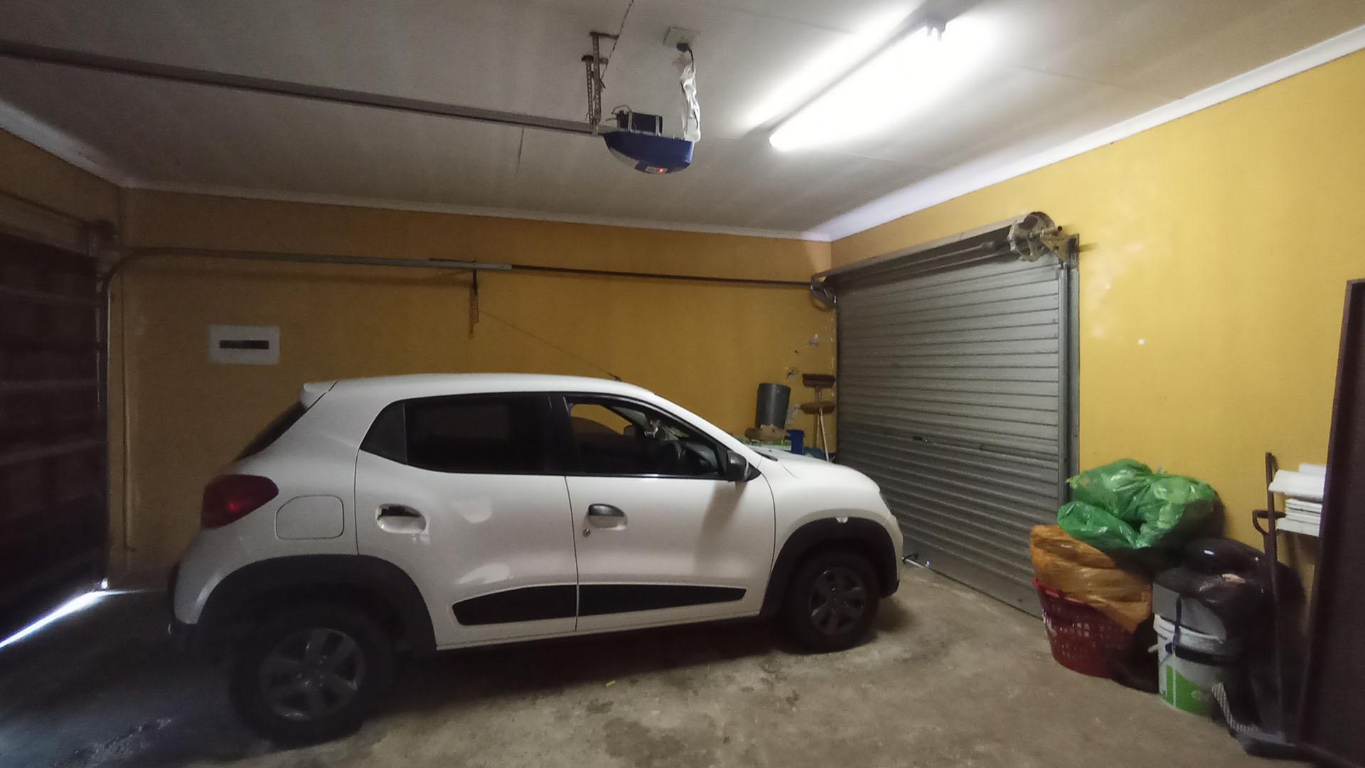 Garage - 37 square meters of property in Thatchfield