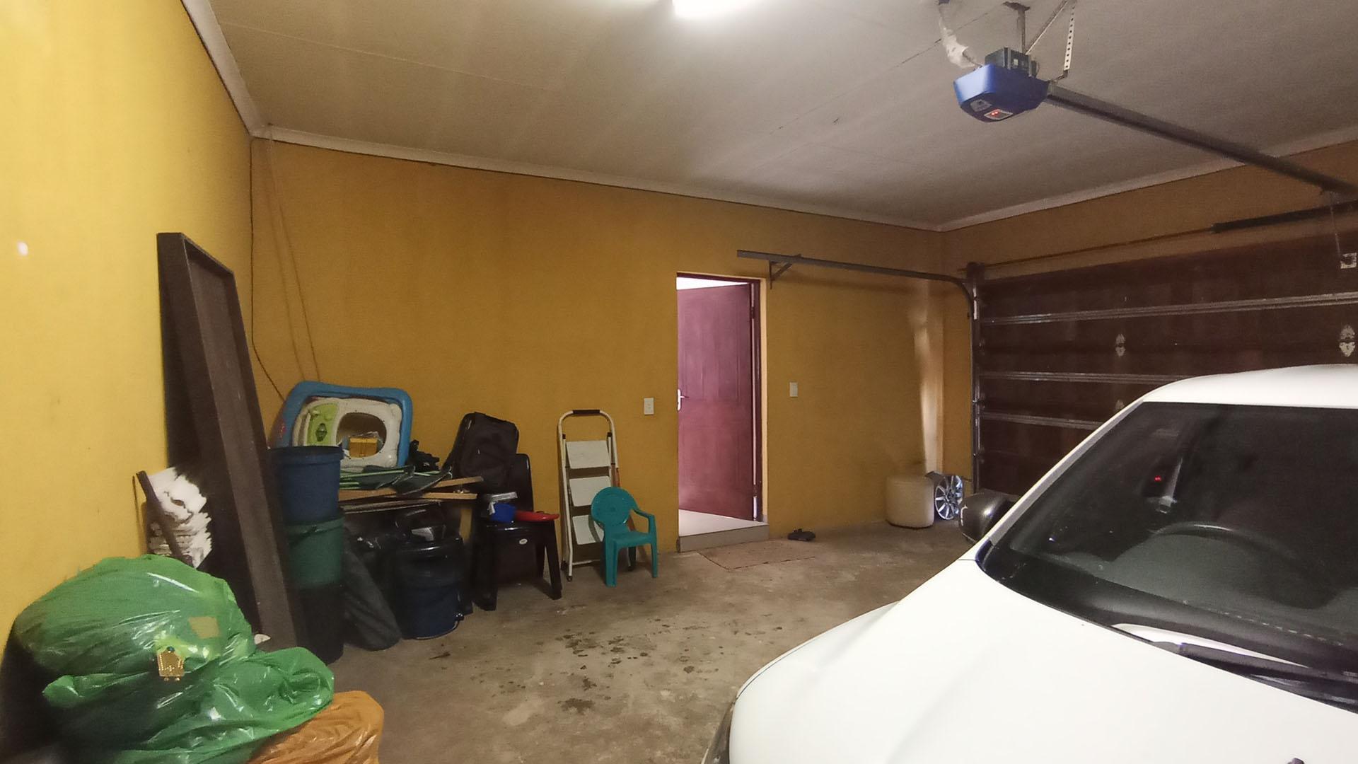 Garage - 37 square meters of property in Thatchfield