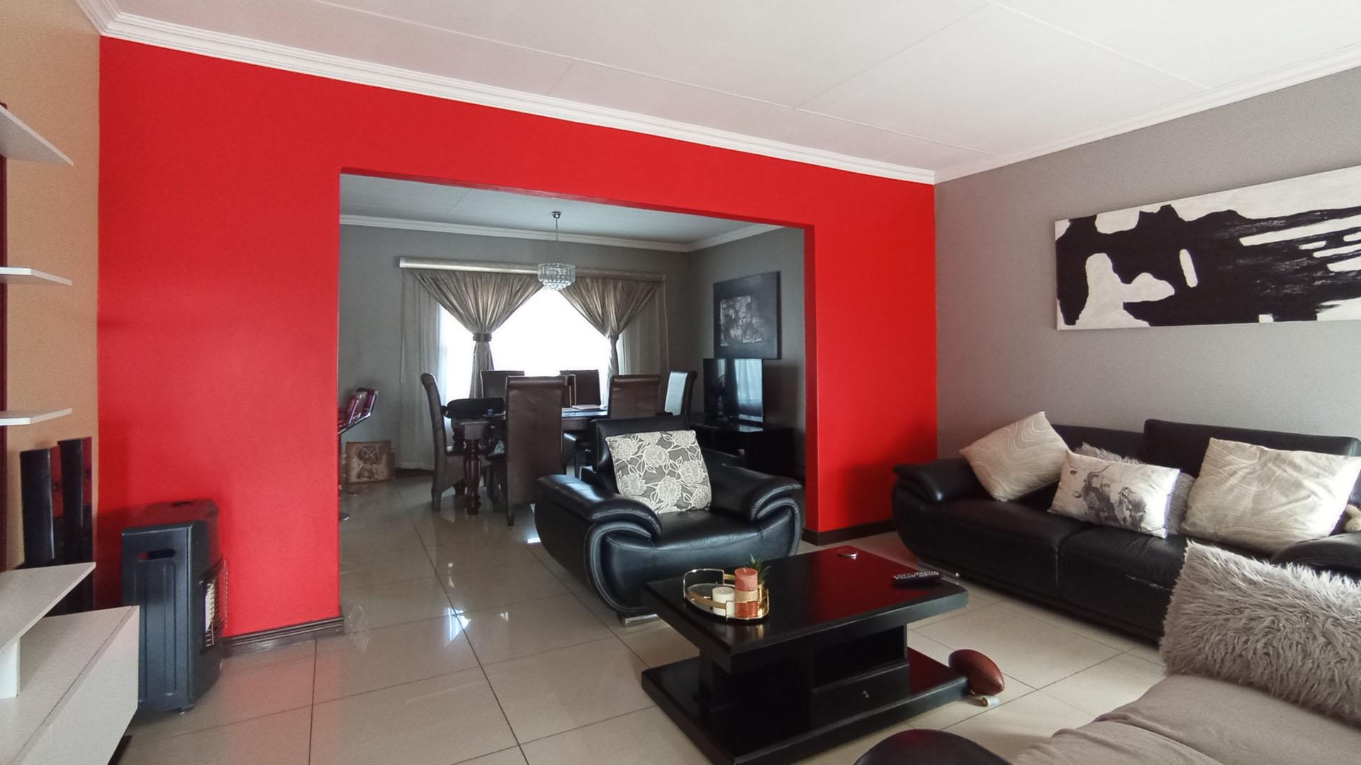 Lounges - 22 square meters of property in Thatchfield