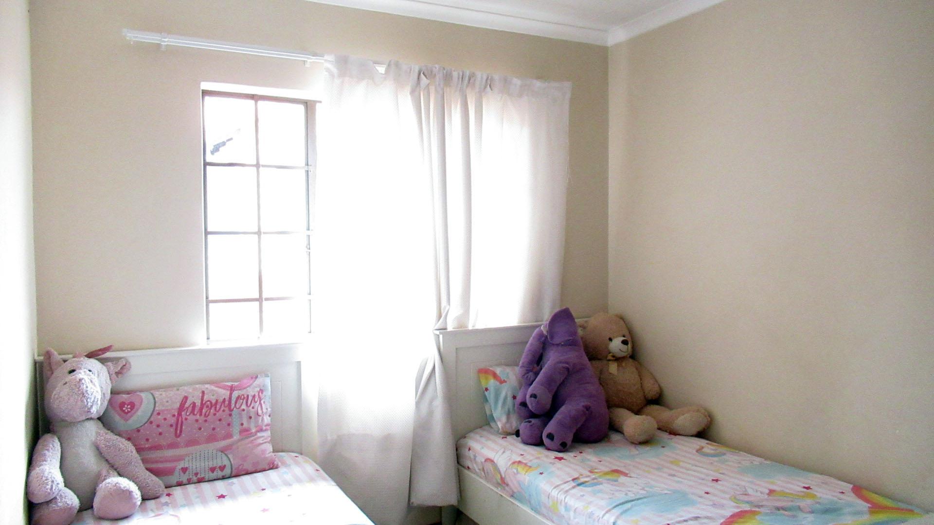 Bed Room 1 - 13 square meters of property in Mooikloof Ridge