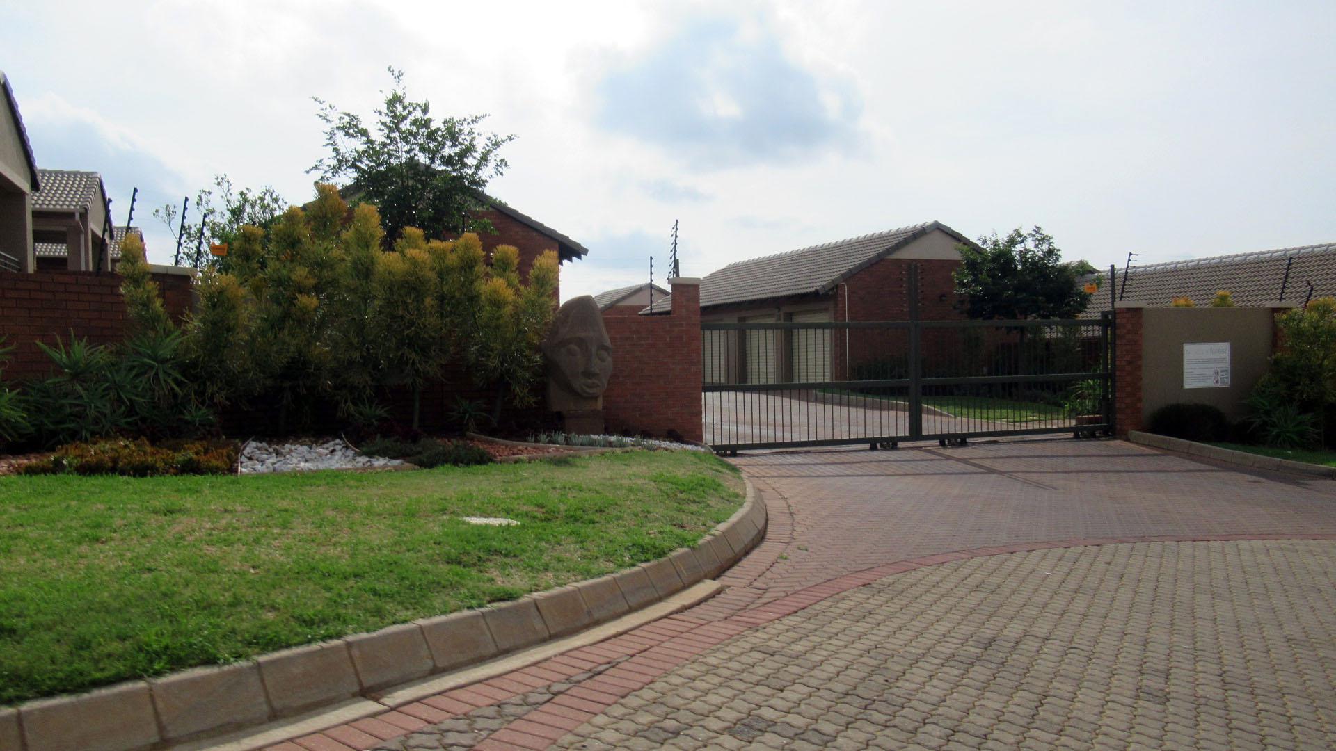 Front View of property in Mooikloof Ridge