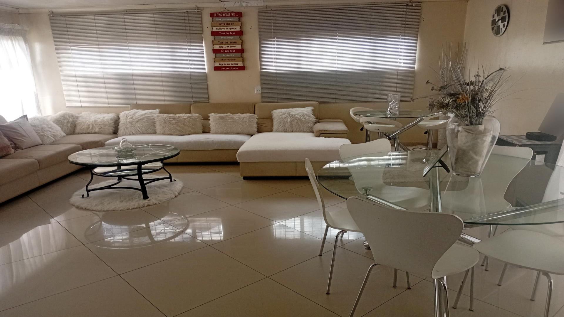 Lounges of property in Tasbetpark