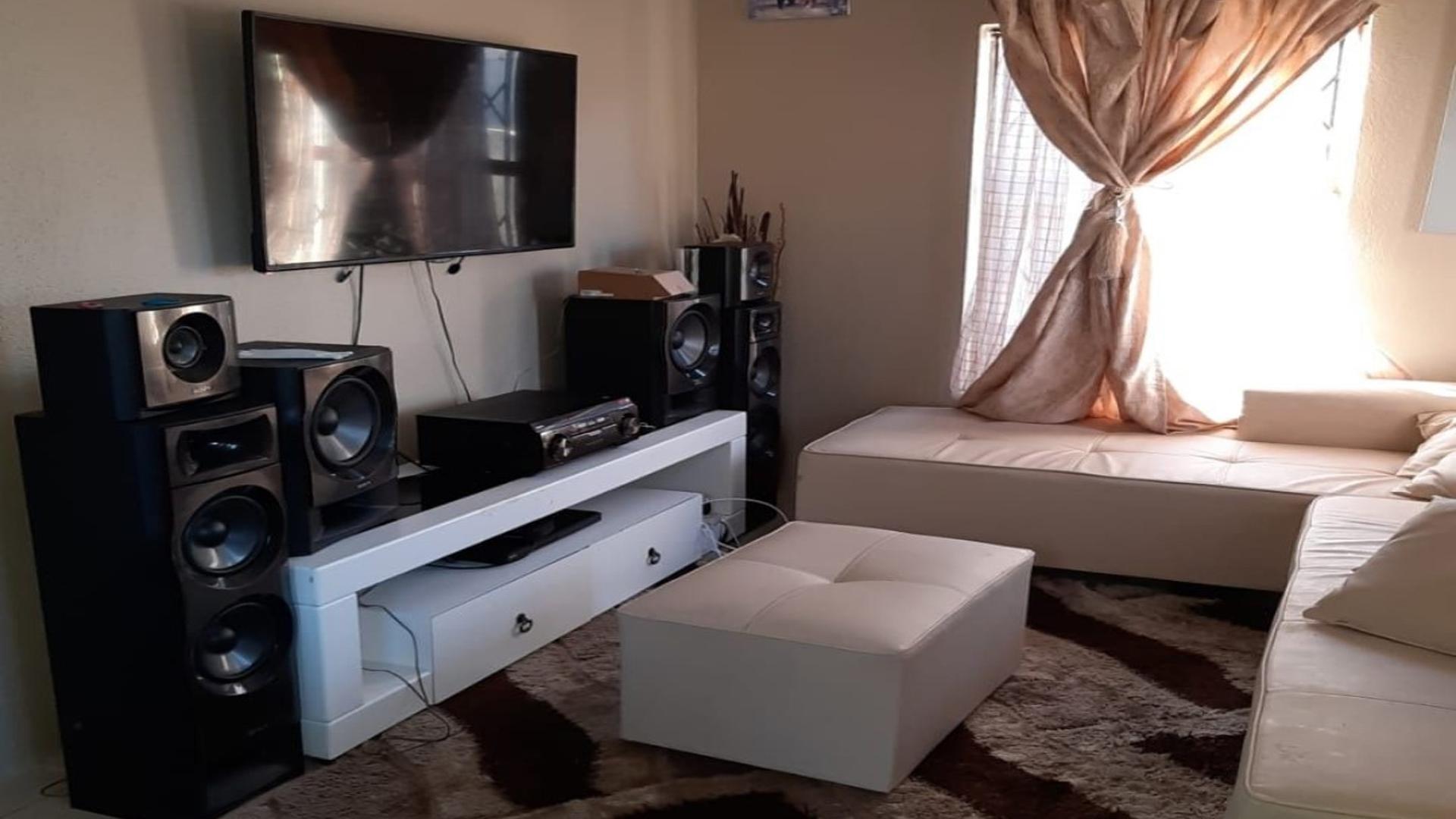 Lounges - 13 square meters of property in Riverlea - JHB