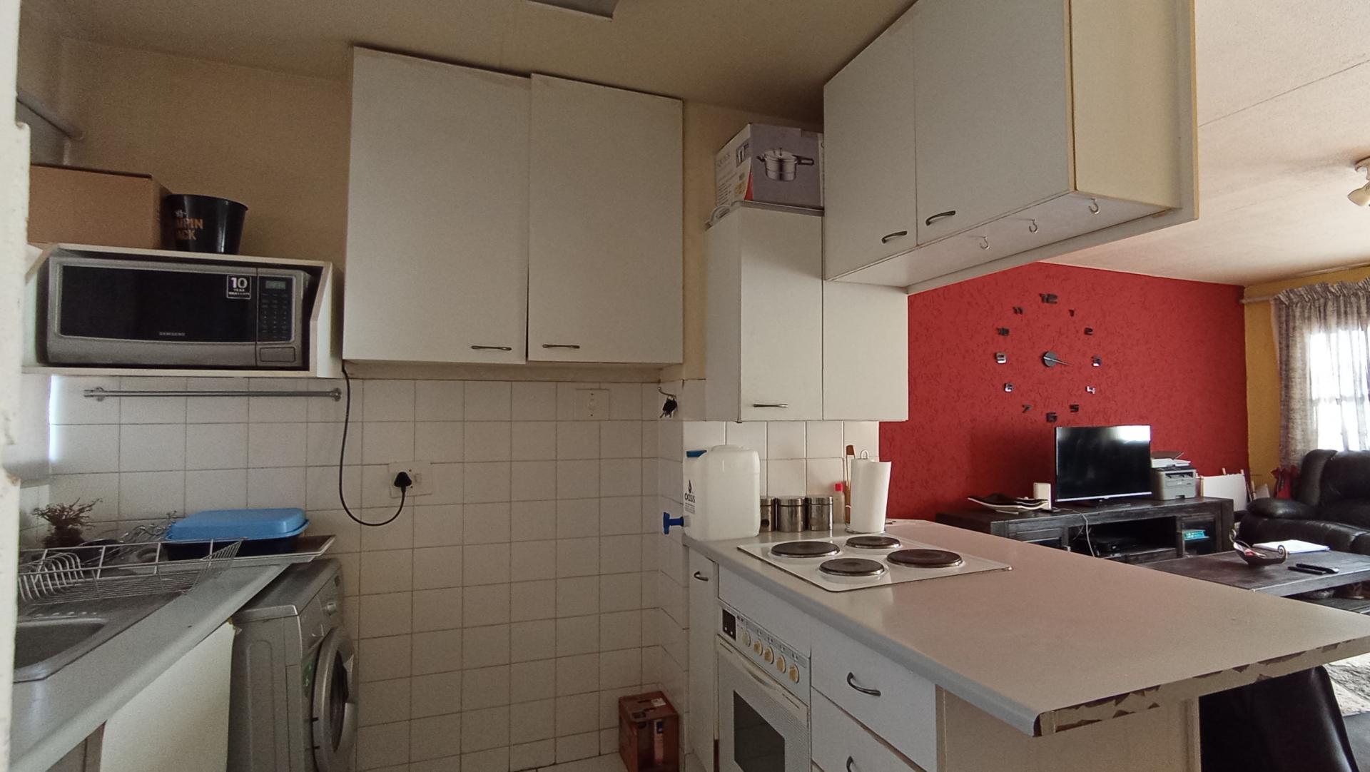 Kitchen - 10 square meters of property in Die Hoewes