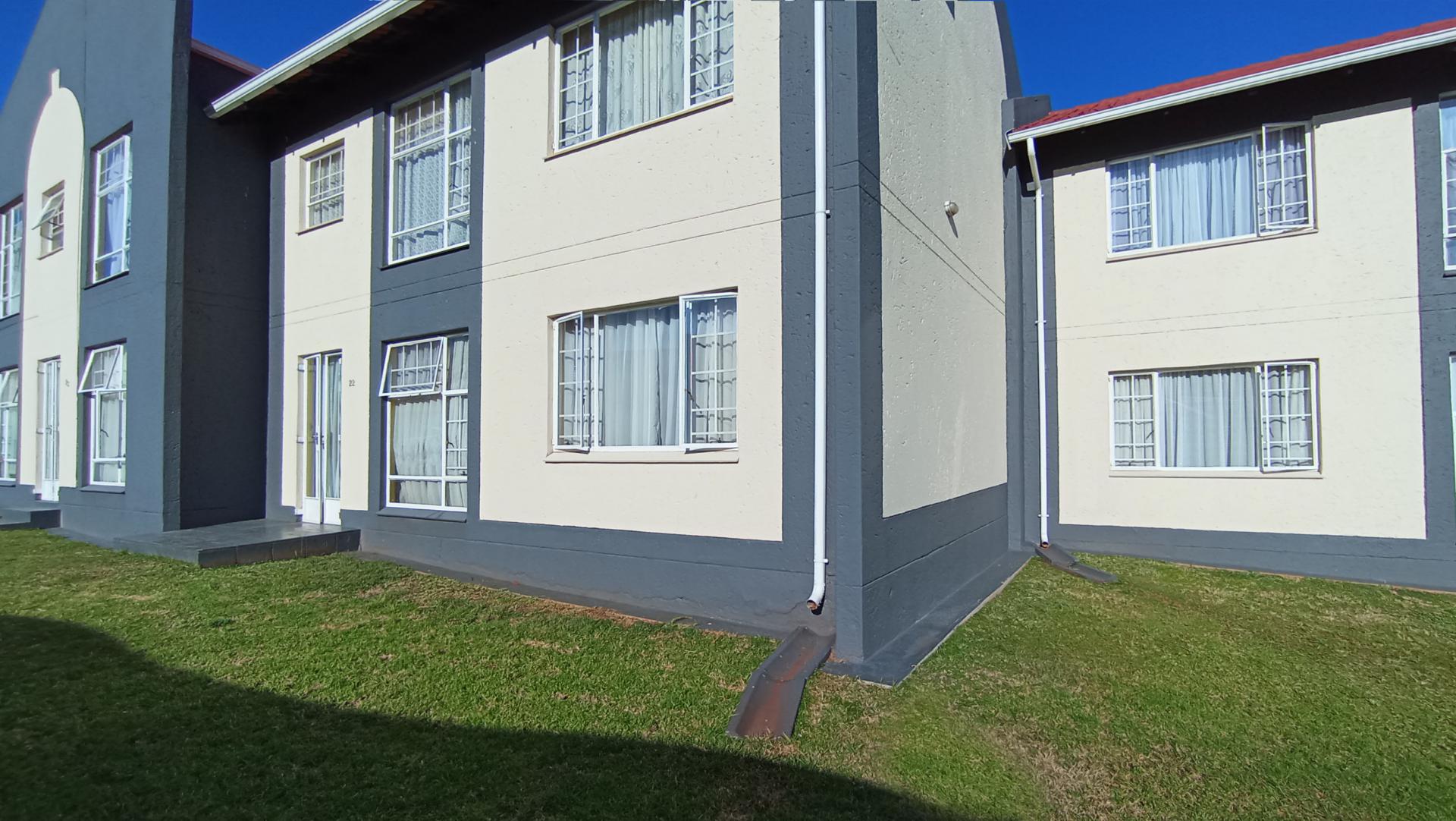 Front View of property in Die Hoewes