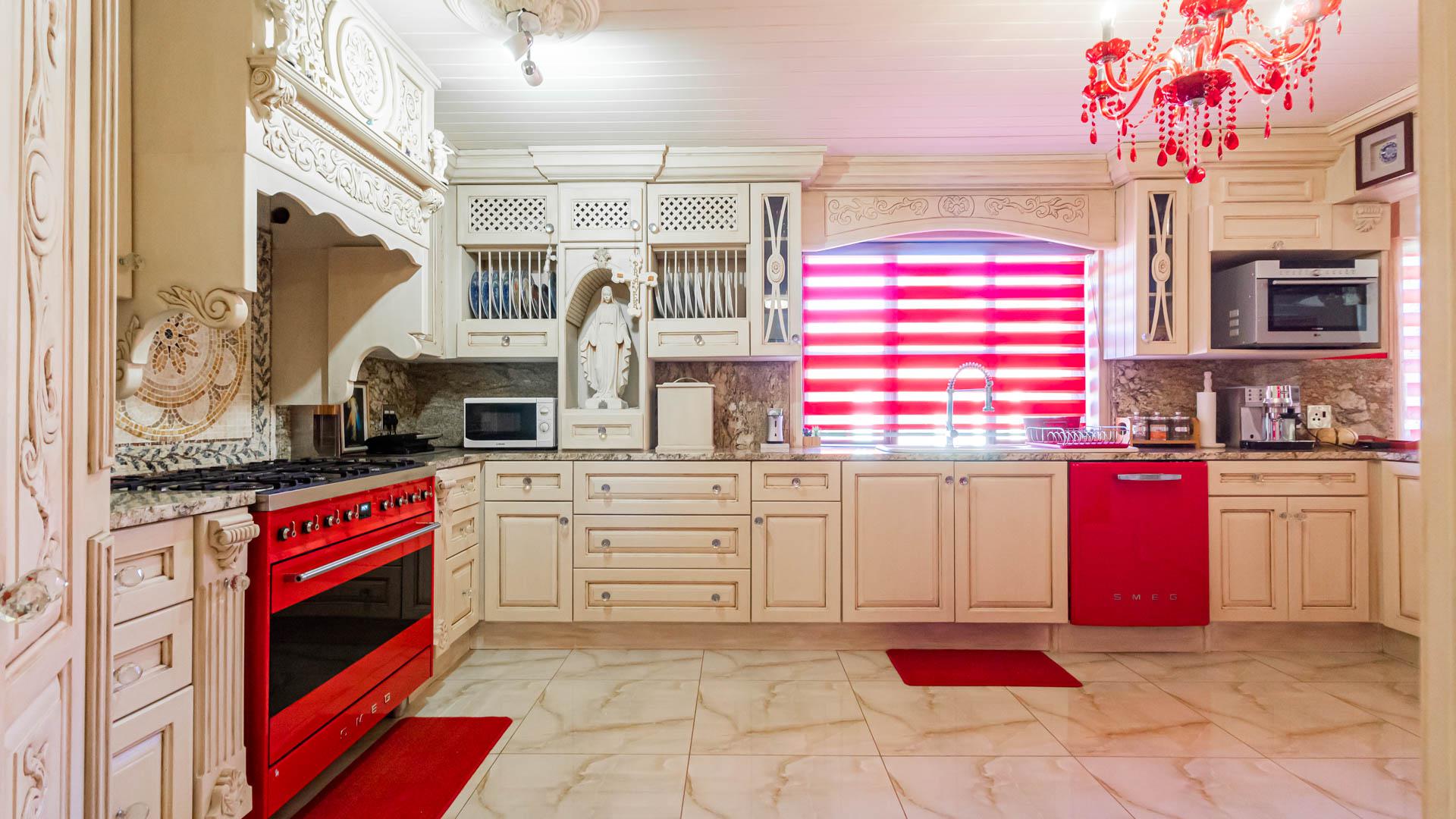 Kitchen - 21 square meters of property in Mooikloof