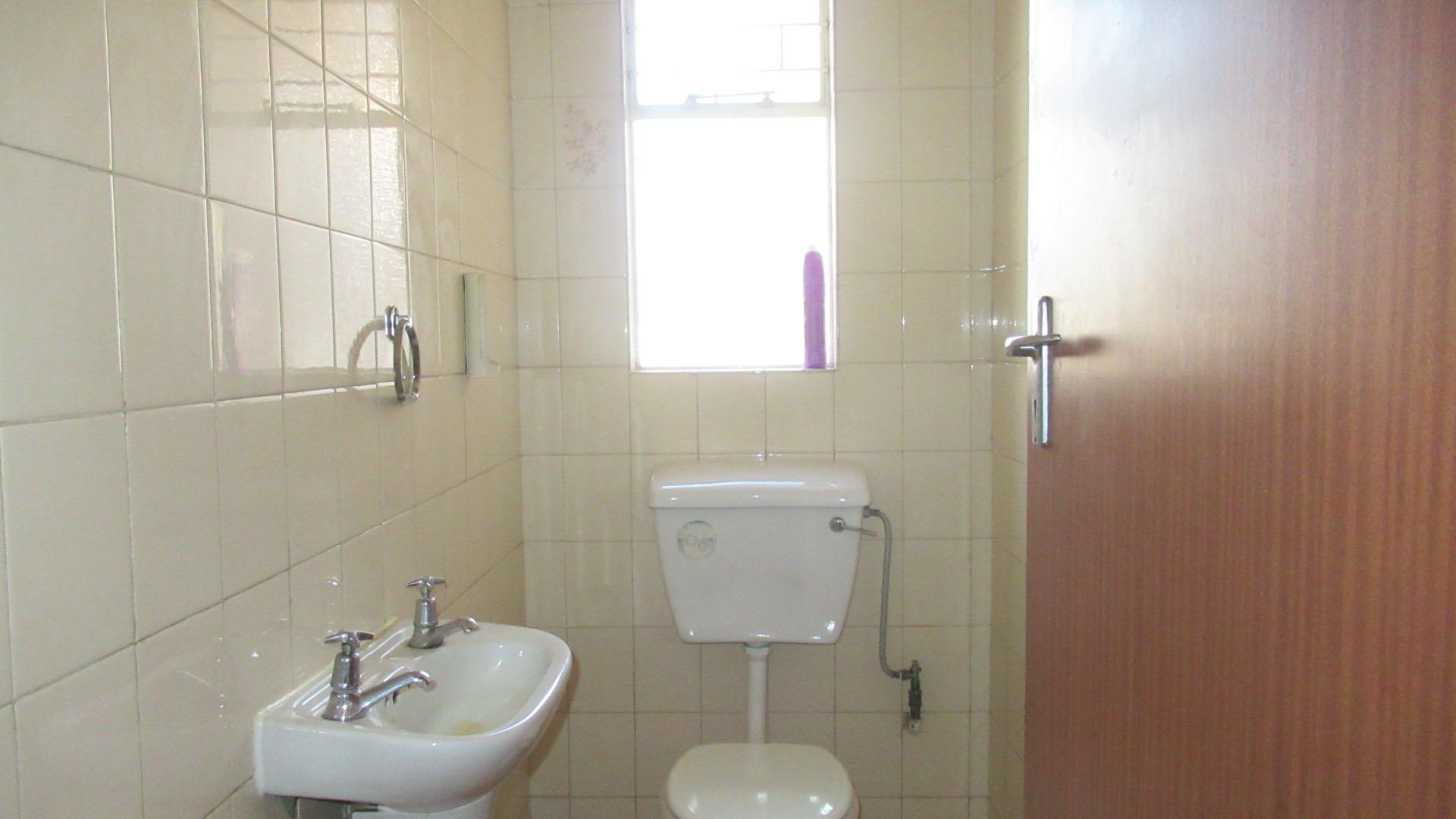 Guest Toilet of property in Hoeveldpark