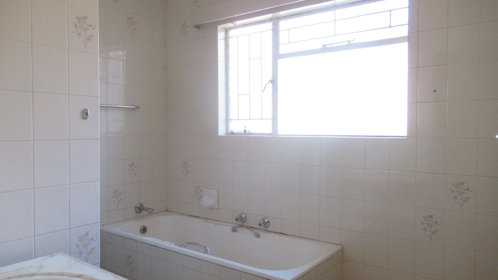 Bathroom 1 - 9 square meters of property in Hoeveldpark