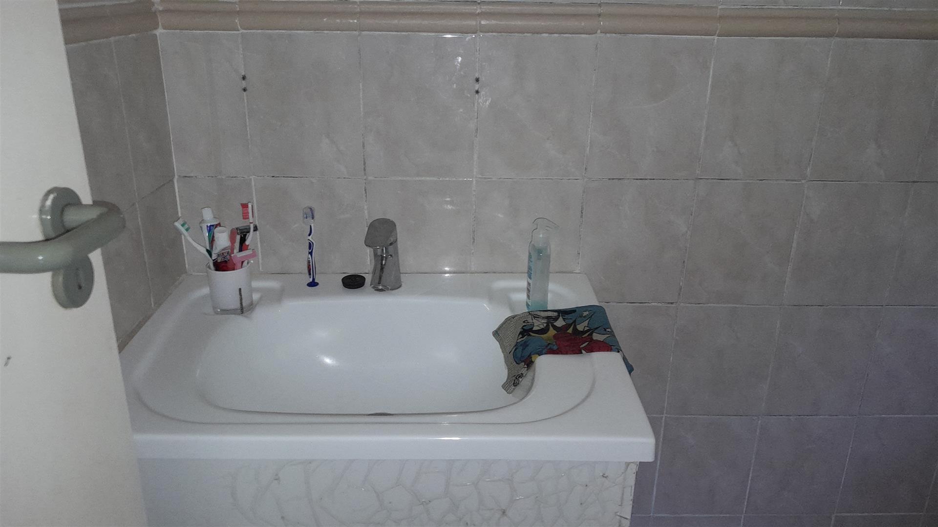 Bathroom 1 - 6 square meters of property in Westridge