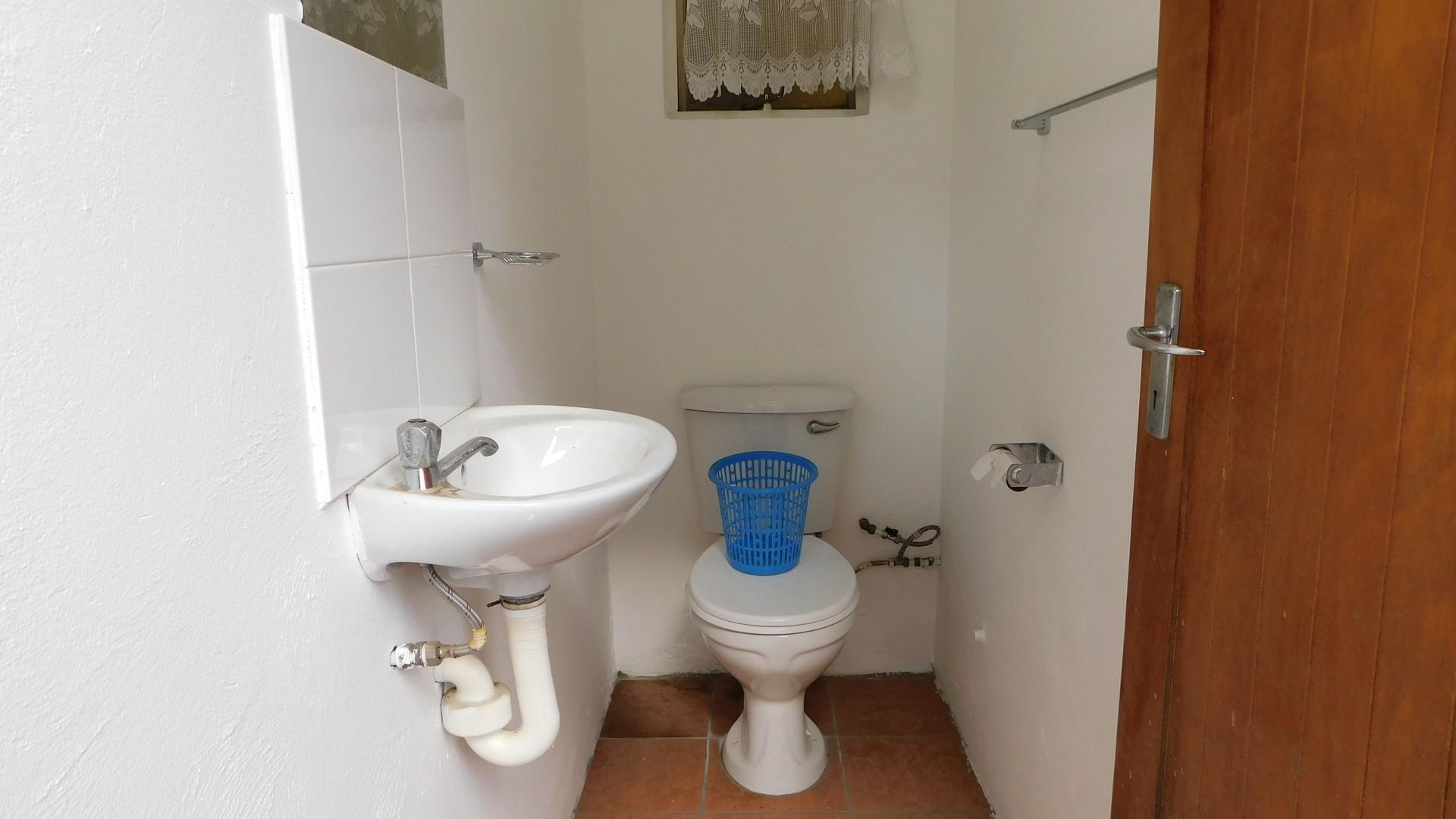 Bathroom 3+ - 6 square meters of property in Mkondeni