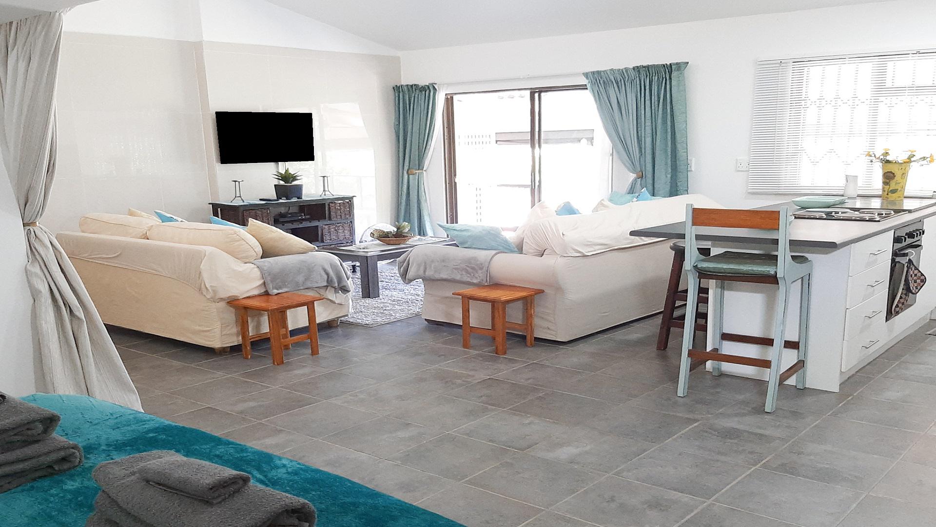 Lounges - 19 square meters of property in Port Edward