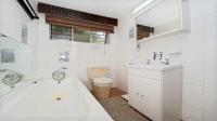 Bathroom 1 - 8 square meters of property in Fontainebleau