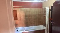 Bathroom 1 - 8 square meters of property in Fontainebleau