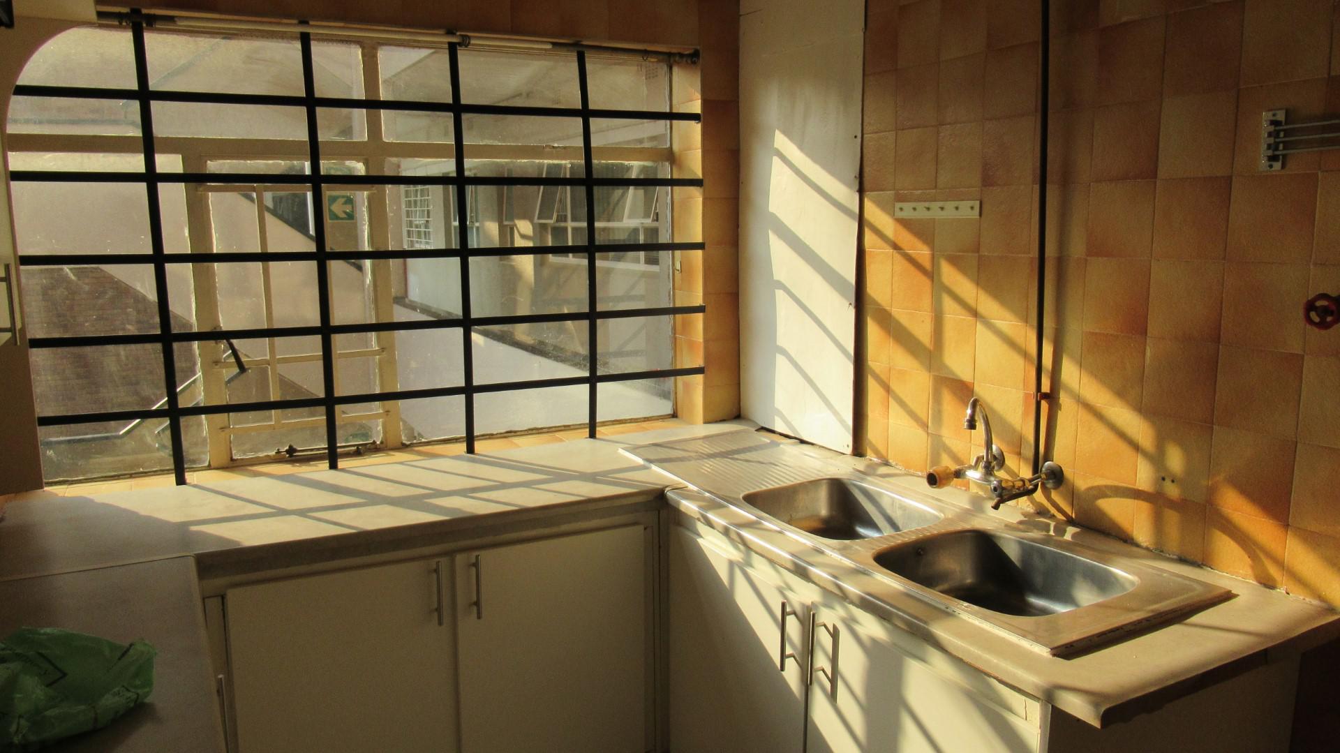 Kitchen - 9 square meters of property in Cyrildene