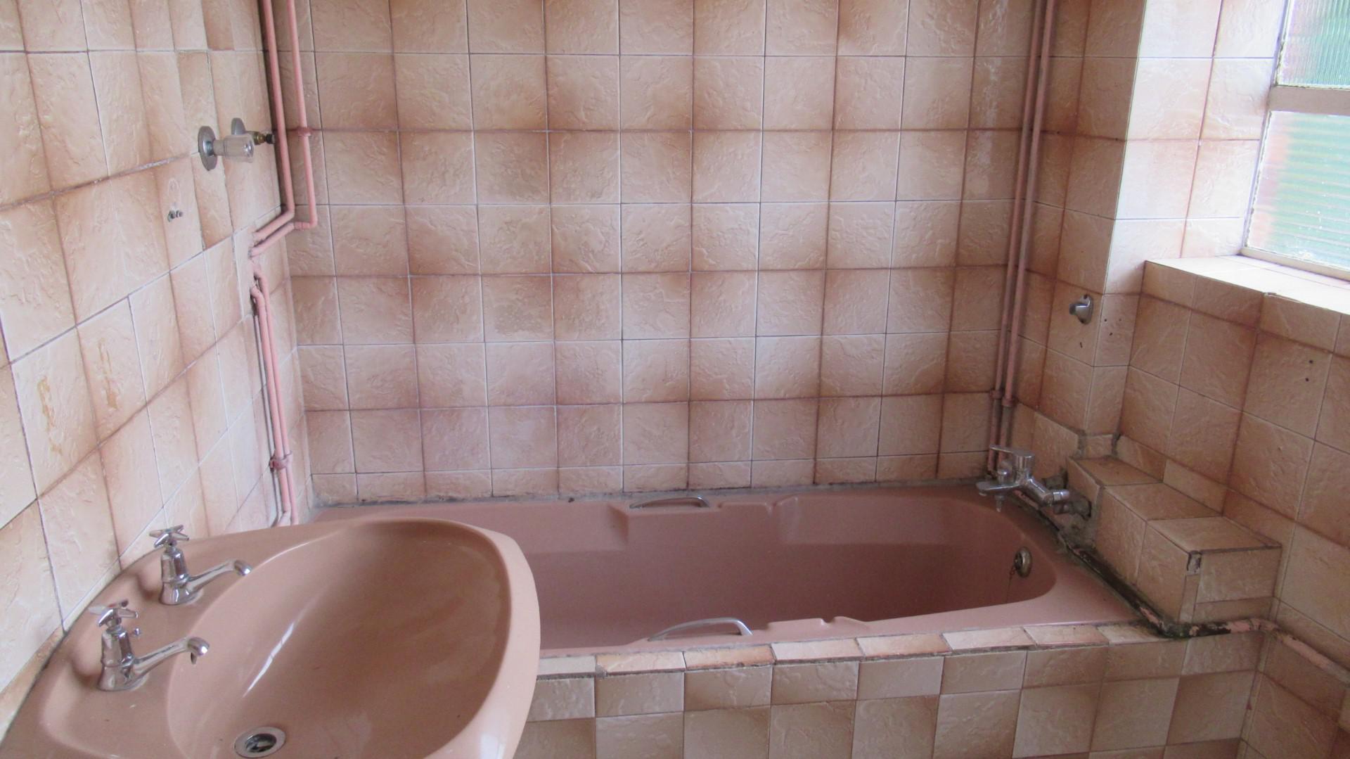 Bathroom 1 - 5 square meters of property in Cyrildene