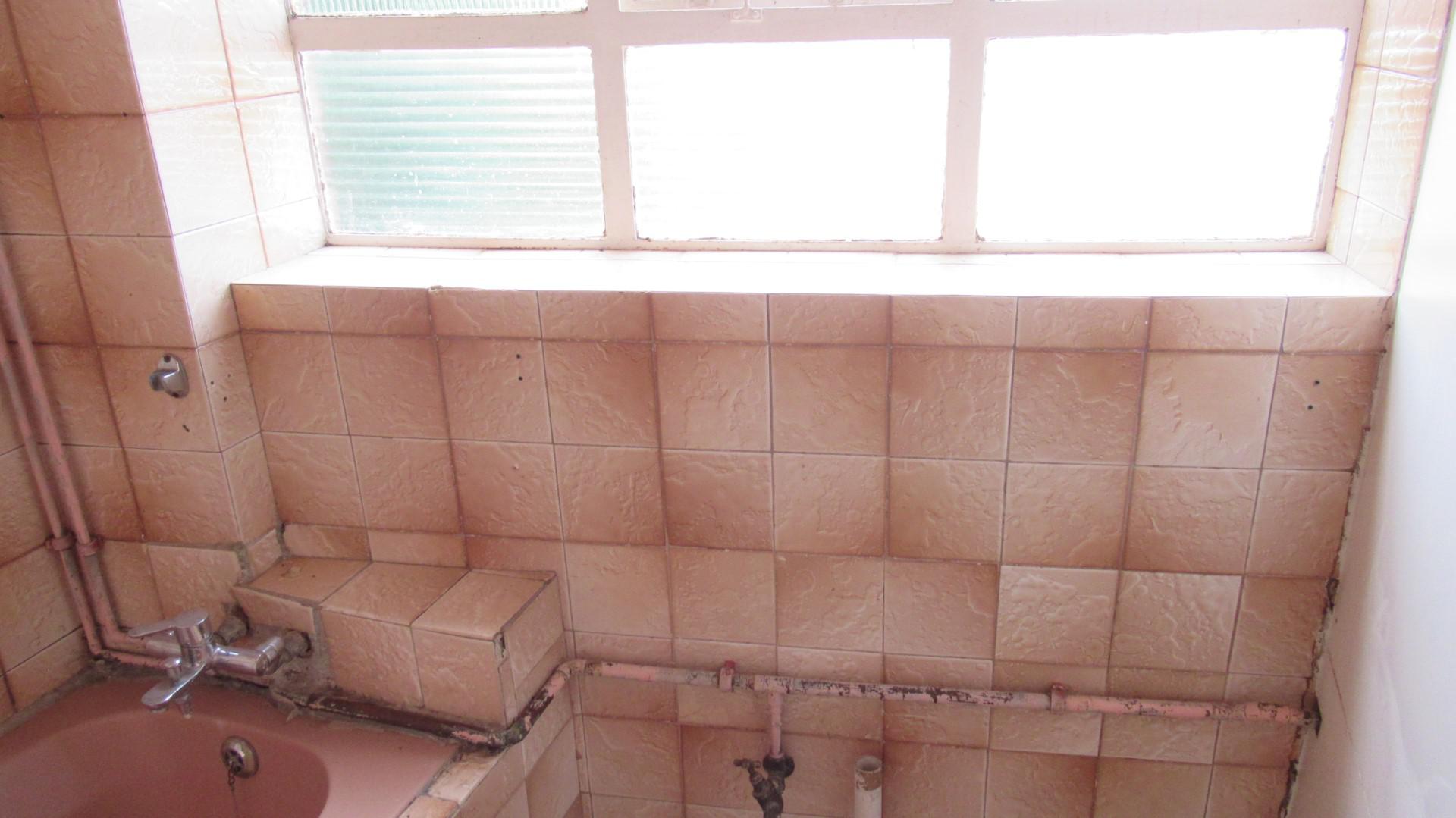 Bathroom 1 - 5 square meters of property in Cyrildene