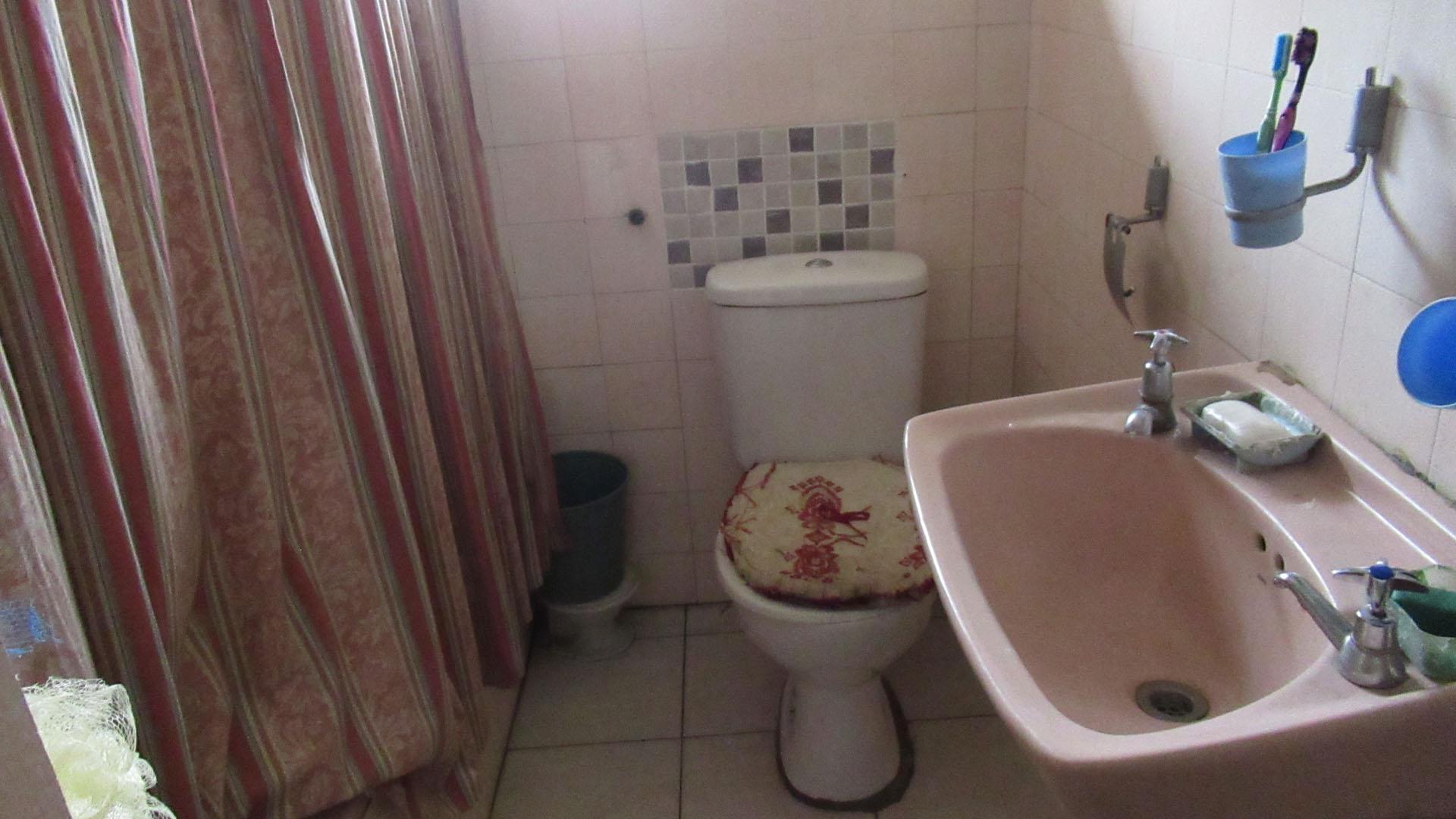 Bathroom 1 - 6 square meters of property in Reservoir Hills KZN